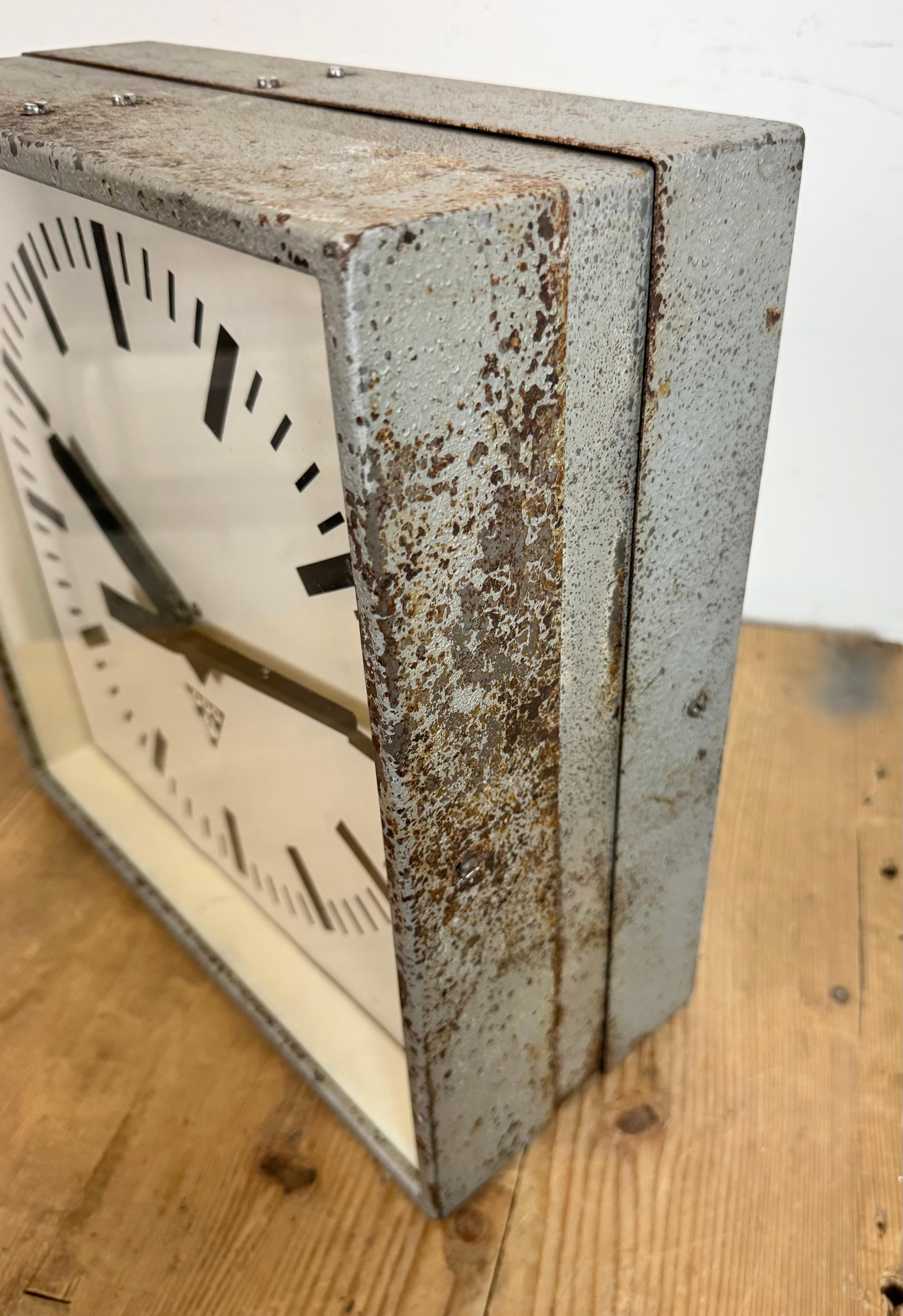 Industrielle quadratische doppelseitige Fabrik-Wanduhr aus Pragotron, Industrie, 1970er Jahre im Angebot 5