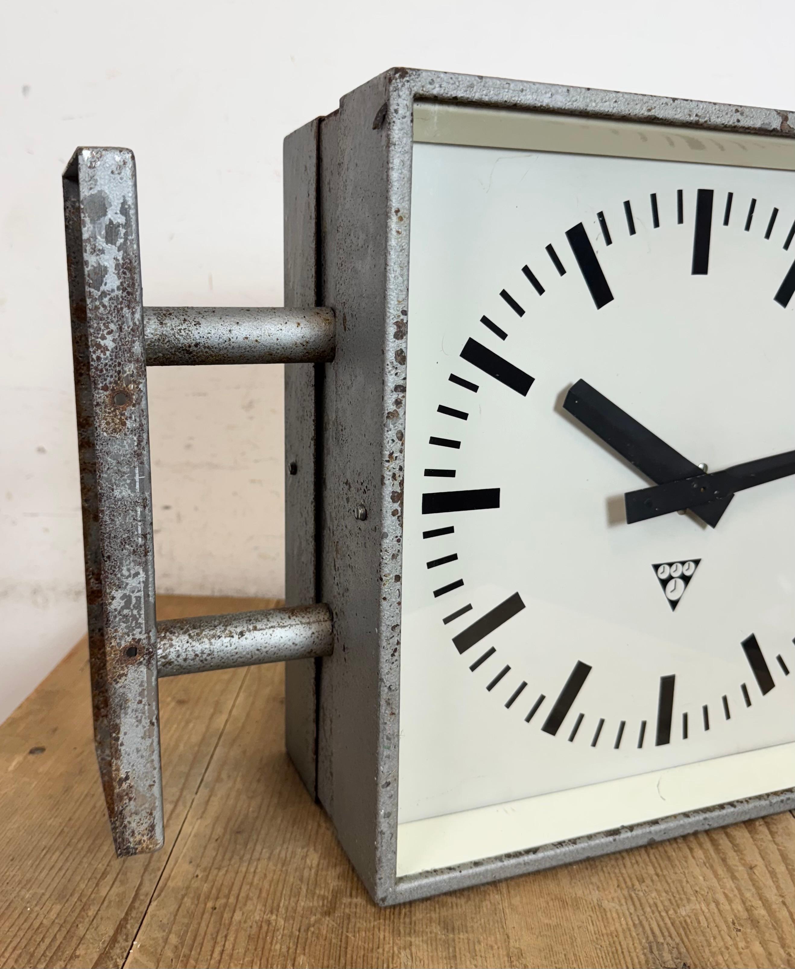Industrielle quadratische doppelseitige Fabrik-Wanduhr aus Pragotron, Industrie, 1970er Jahre im Angebot 6