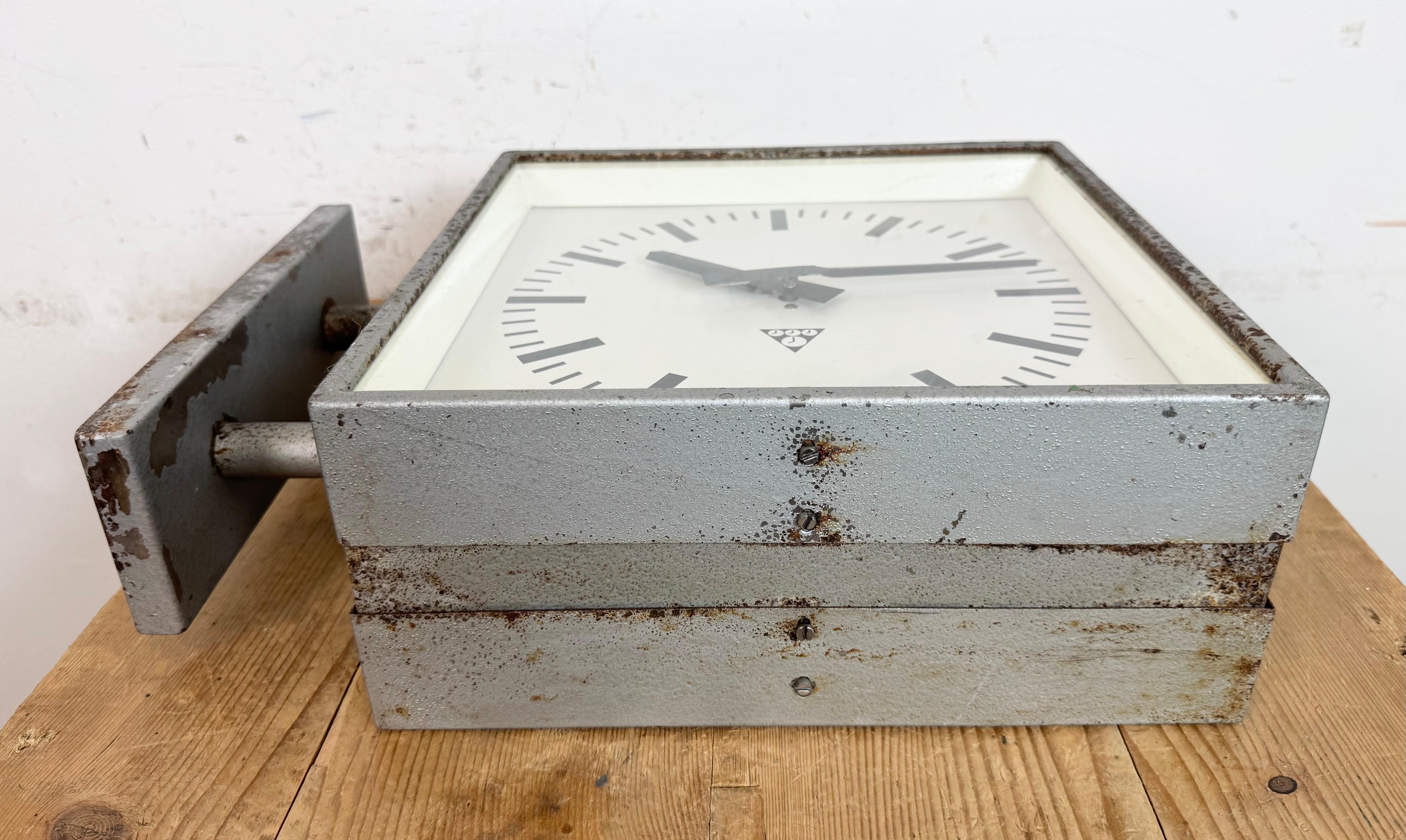 Industrielle quadratische doppelseitige Fabrik-Wanduhr aus Pragotron, Industrie, 1970er Jahre im Angebot 7