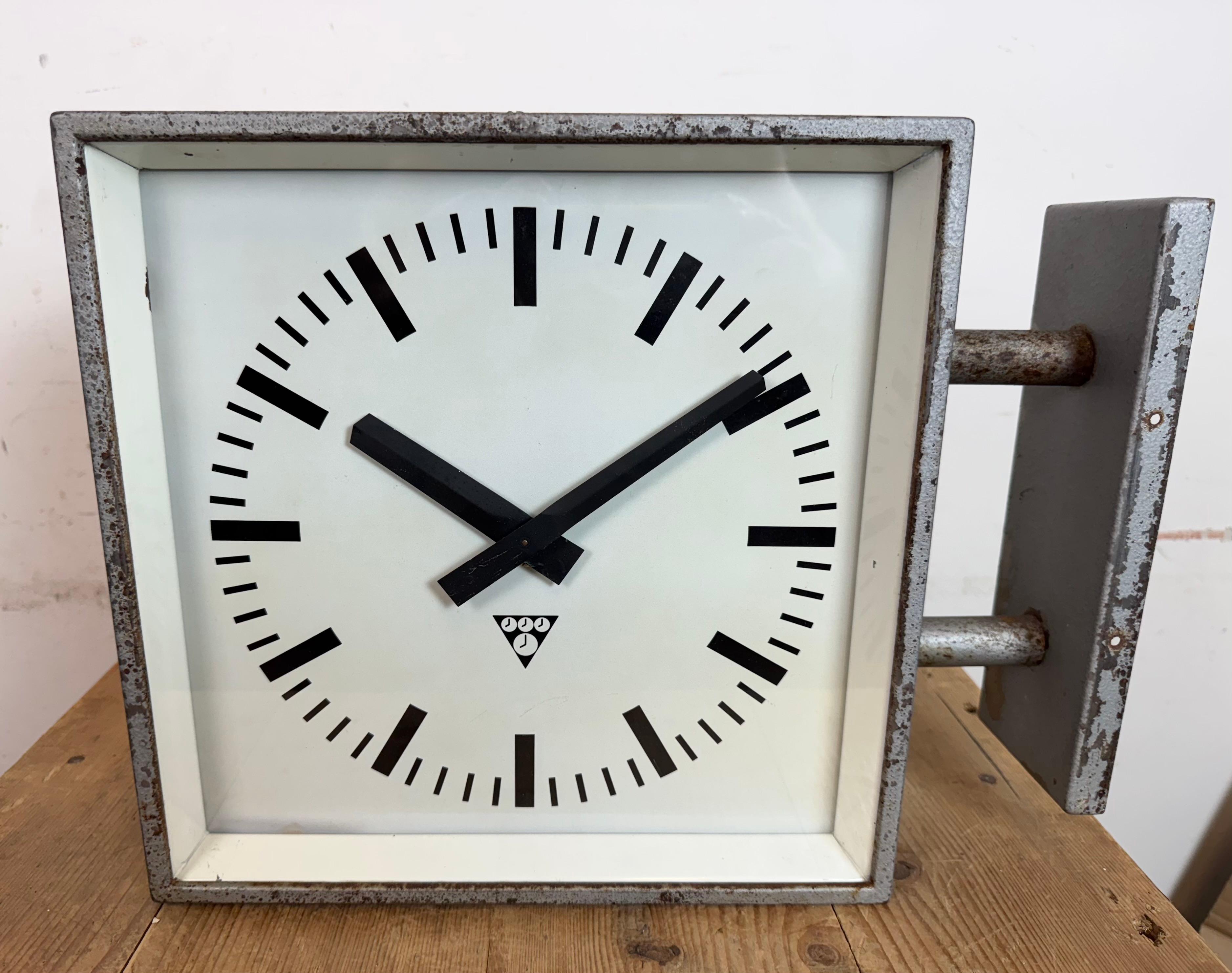 Industrielle quadratische doppelseitige Fabrik-Wanduhr aus Pragotron, Industrie, 1970er Jahre (Tschechisch) im Angebot