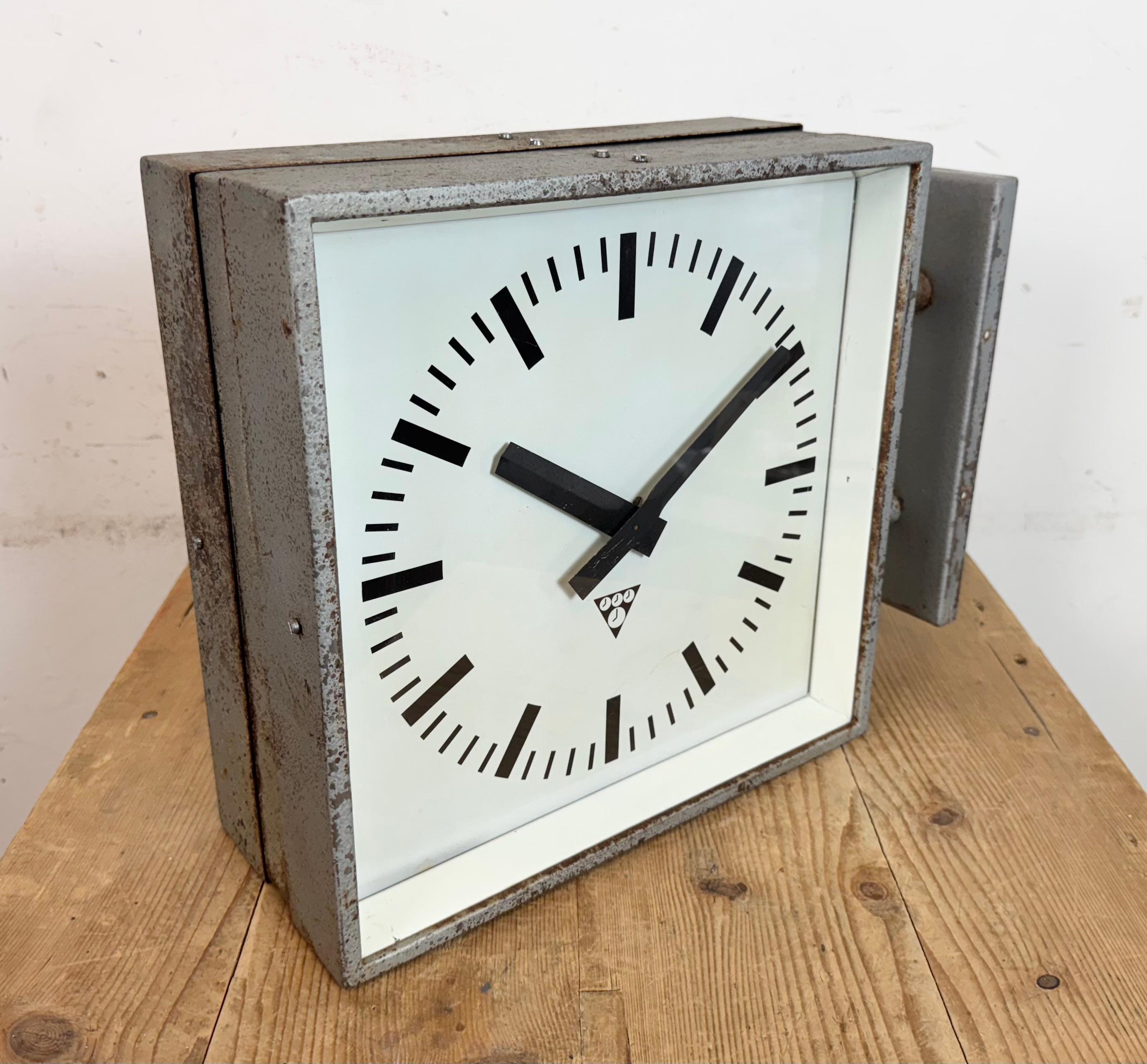 Industrielle quadratische doppelseitige Fabrik-Wanduhr aus Pragotron, Industrie, 1970er Jahre im Zustand „Gut“ im Angebot in Kojetice, CZ