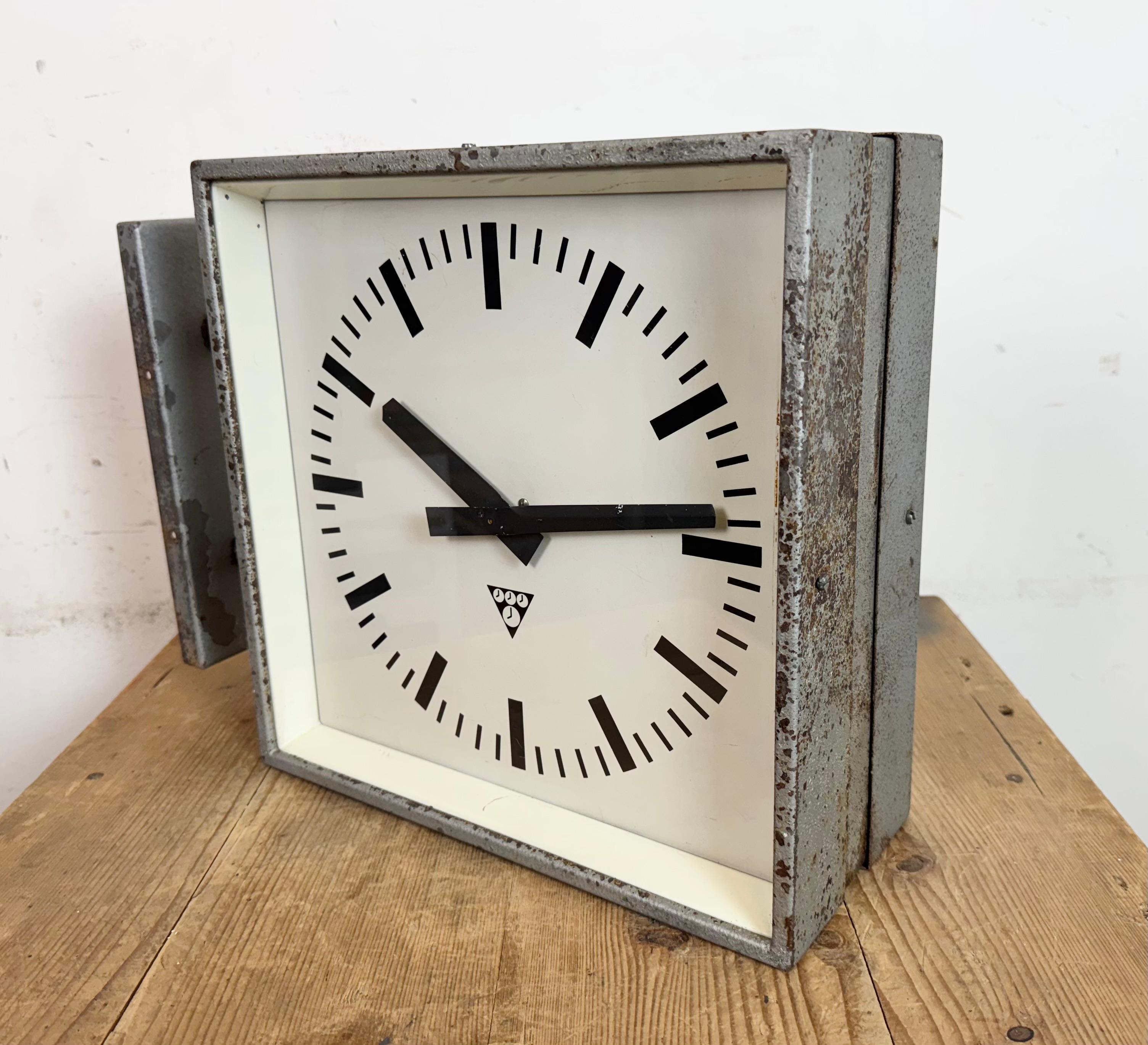 Industrielle quadratische doppelseitige Fabrik-Wanduhr aus Pragotron, Industrie, 1970er Jahre (Aluminium) im Angebot