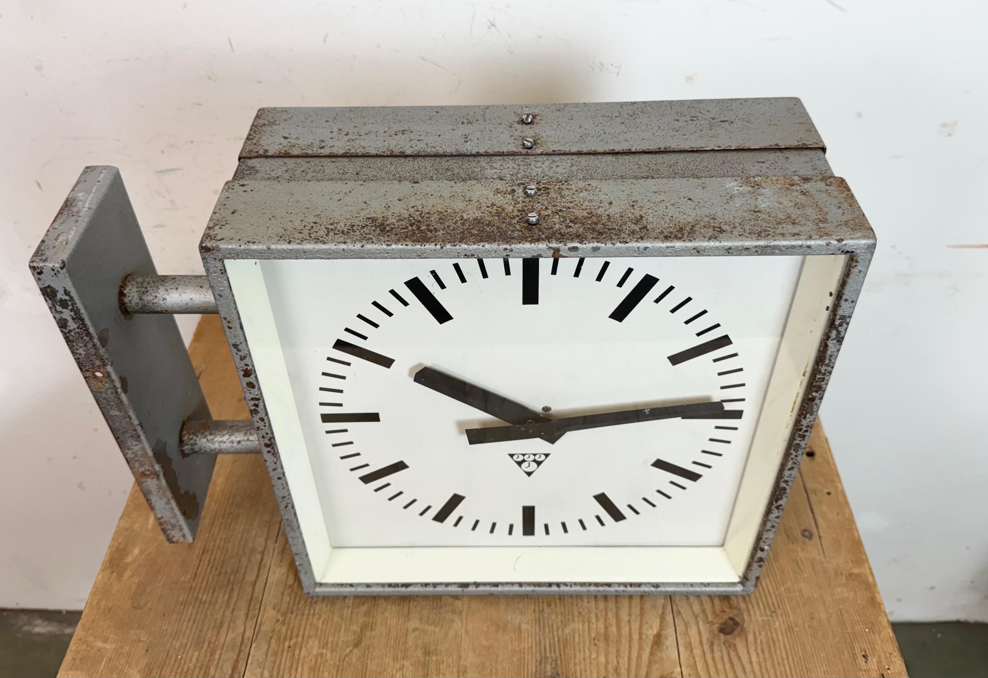 Industrielle quadratische doppelseitige Fabrik-Wanduhr aus Pragotron, Industrie, 1970er Jahre im Angebot 1