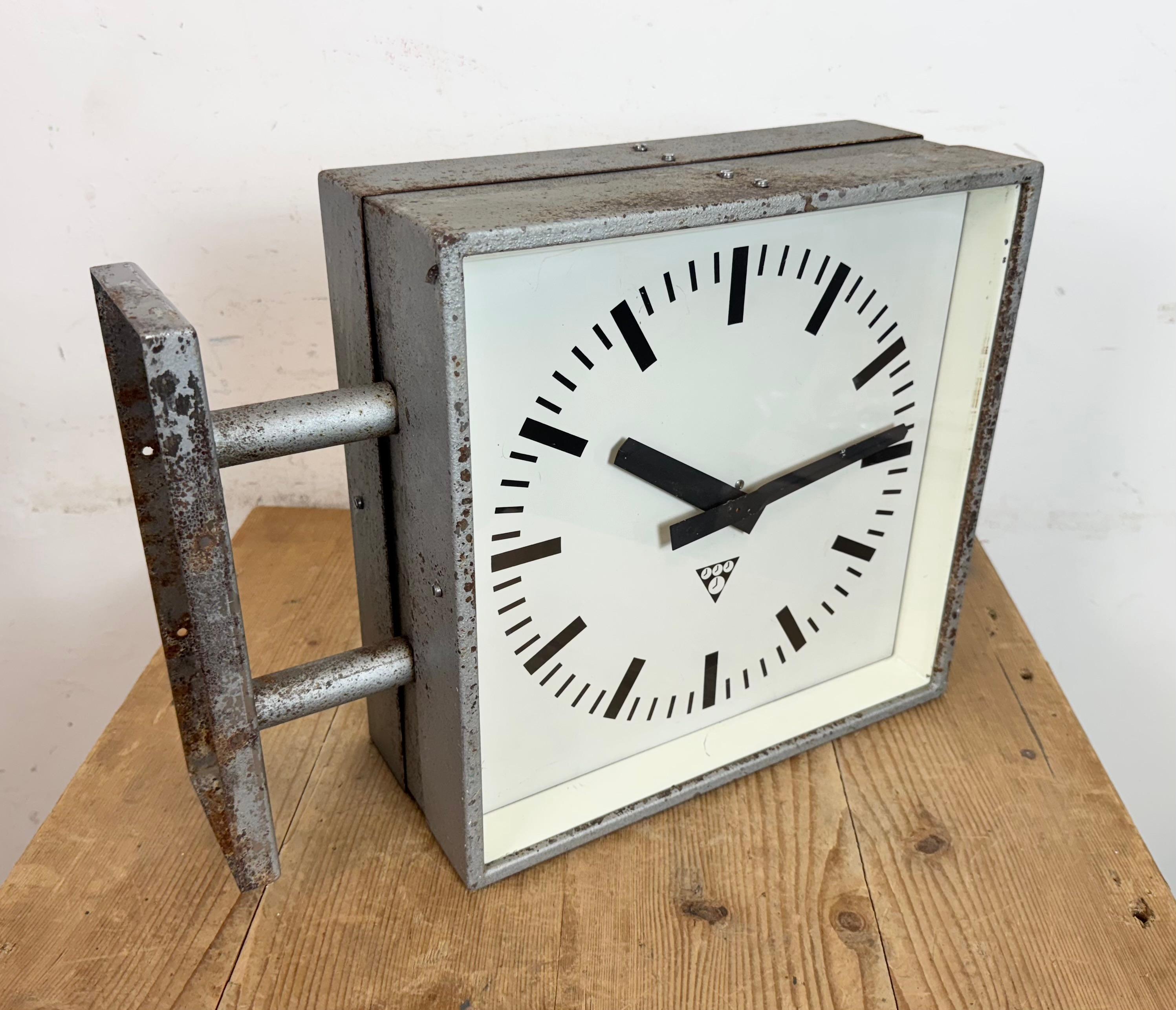 Industrielle quadratische doppelseitige Fabrik-Wanduhr aus Pragotron, Industrie, 1970er Jahre im Angebot 2