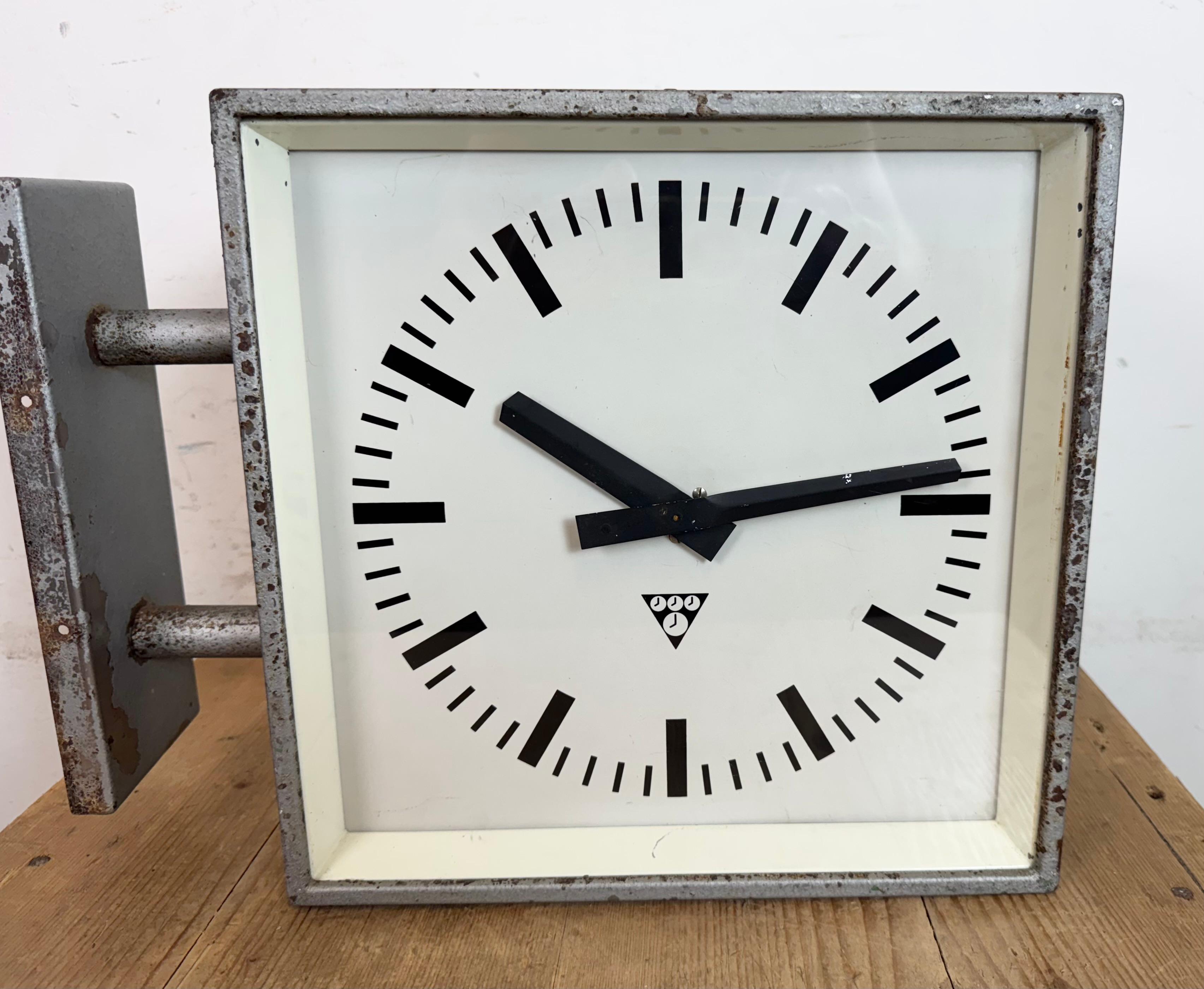 Industrielle quadratische doppelseitige Fabrik-Wanduhr aus Pragotron, Industrie, 1970er Jahre im Angebot 3