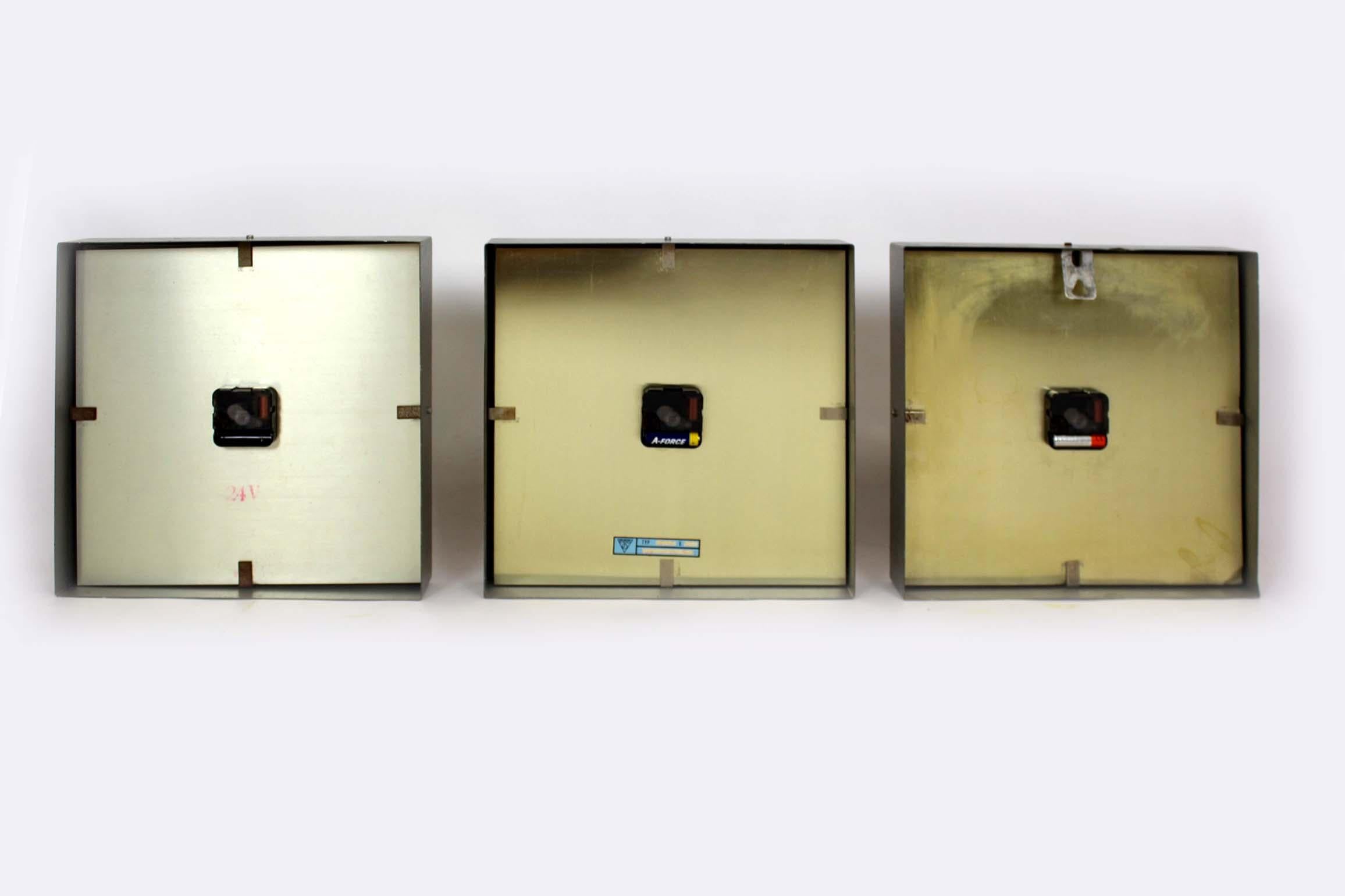 Relojes industriales cuadrados de ferrocarril de Pragotron, años 80, lote de 3 en venta 4