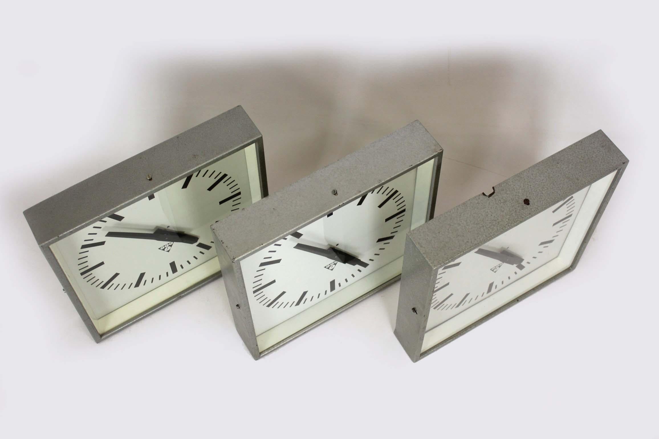 Relojes industriales cuadrados de ferrocarril de Pragotron, años 80, lote de 3 Industrial en venta