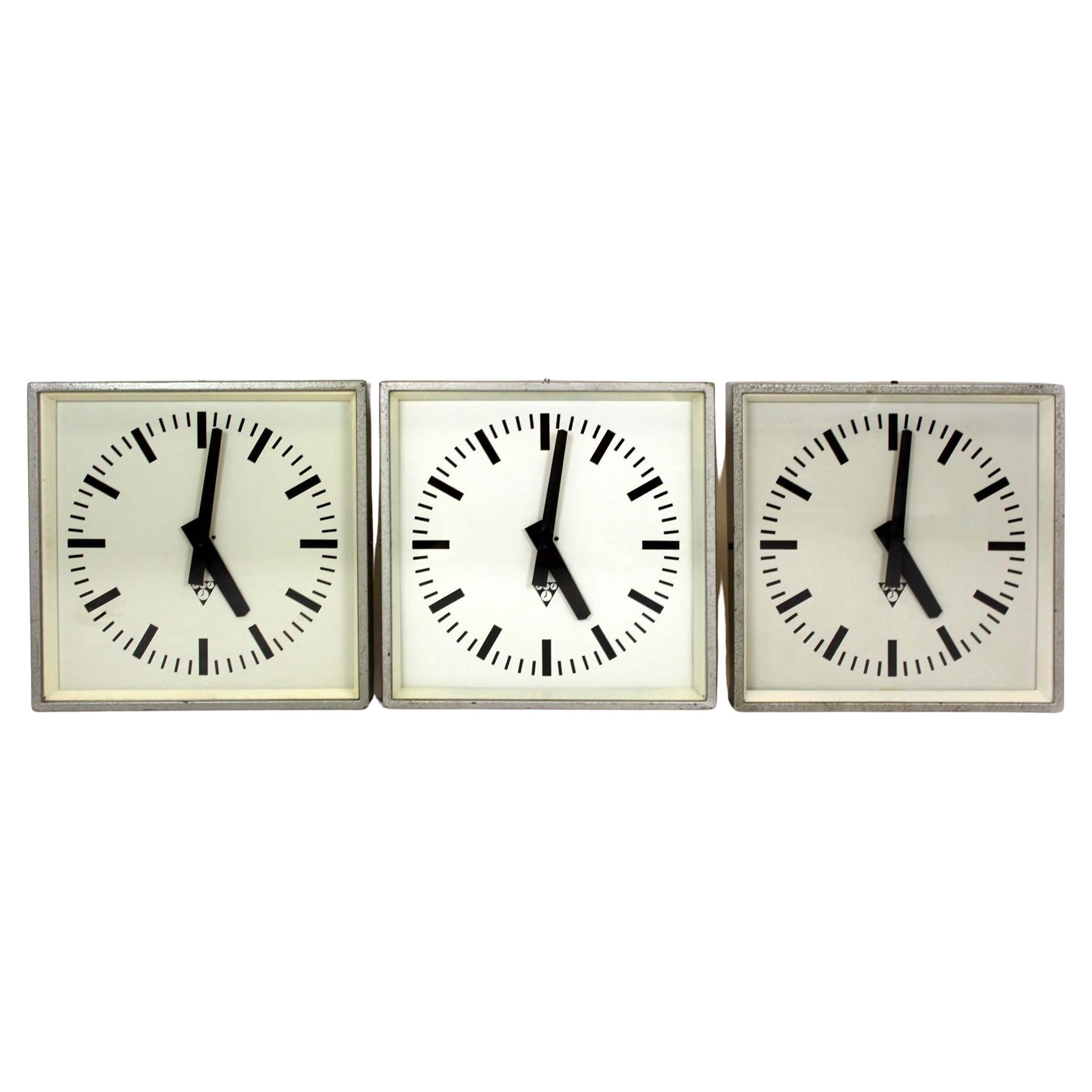 Relojes industriales cuadrados de ferrocarril de Pragotron, años 80, lote de 3 en venta