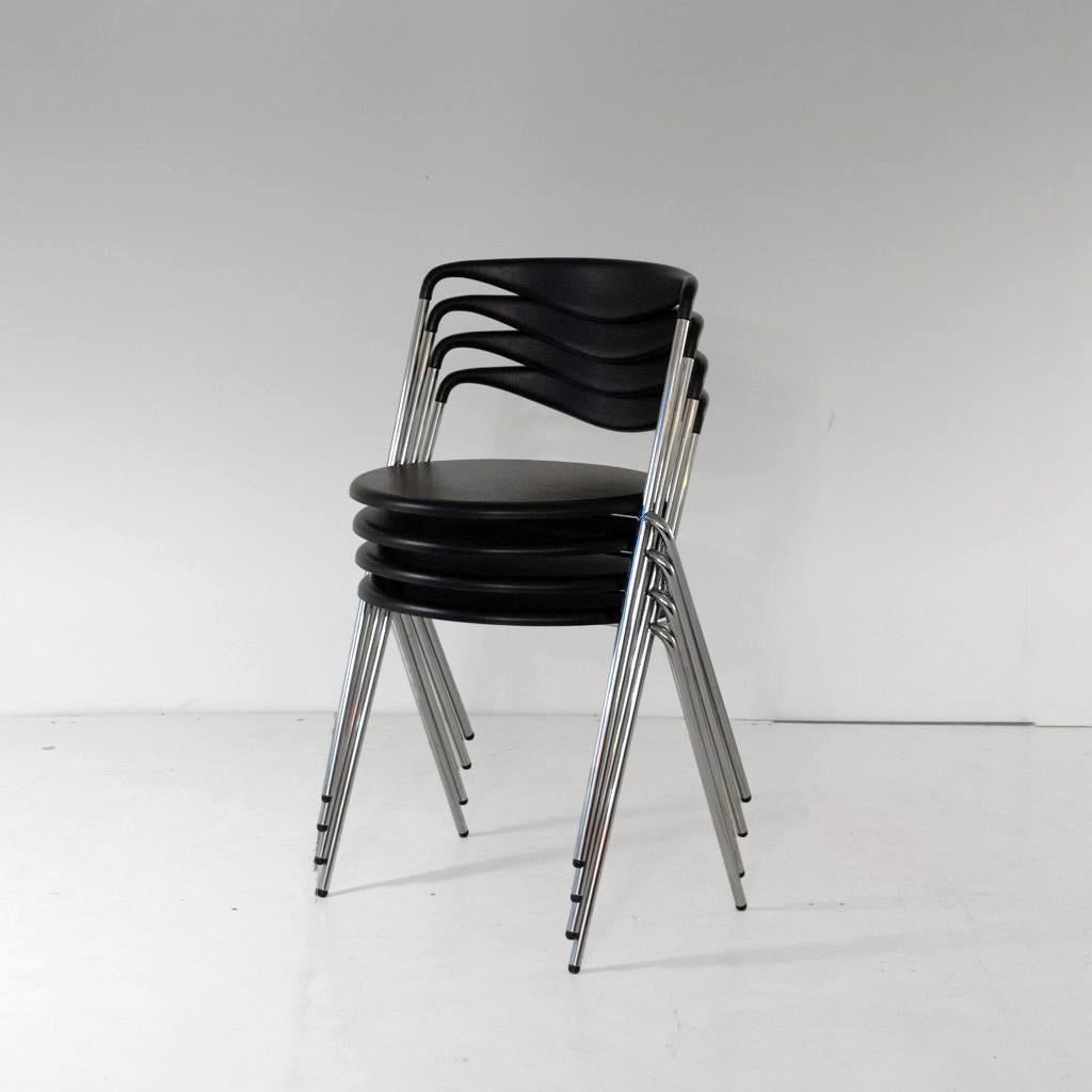 Ensemble de 4 chaises italiennes vintage empilables en  le style de Hans Eichenberger - Chrome et plastique noir, 1970

Un ensemble élégant de quatre chaises de salle à manger vintage, raffinées à l'italienne.  artisanat  des années 1970. Ces