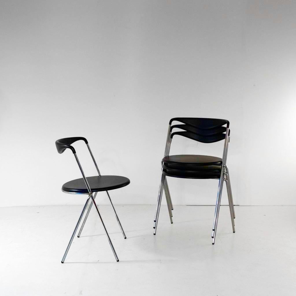 italien Chaises de salle à manger industrielles empilables en  dans le style de Hans Eichenberger, ensemble de 4 pièces en vente