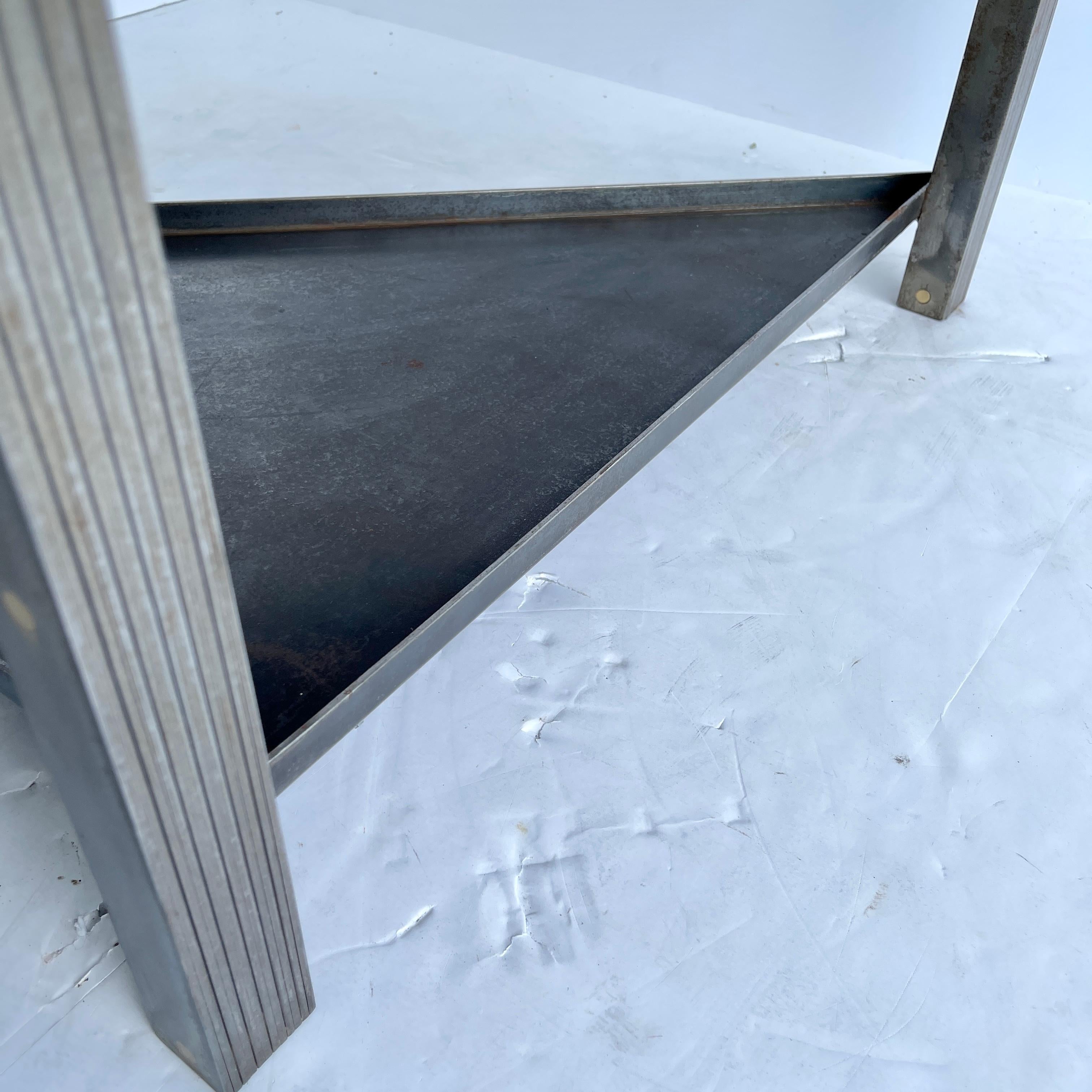 Poli Table triangulaire industrielle en acier inoxydable avec plateau de table en chêne, moderne en vente