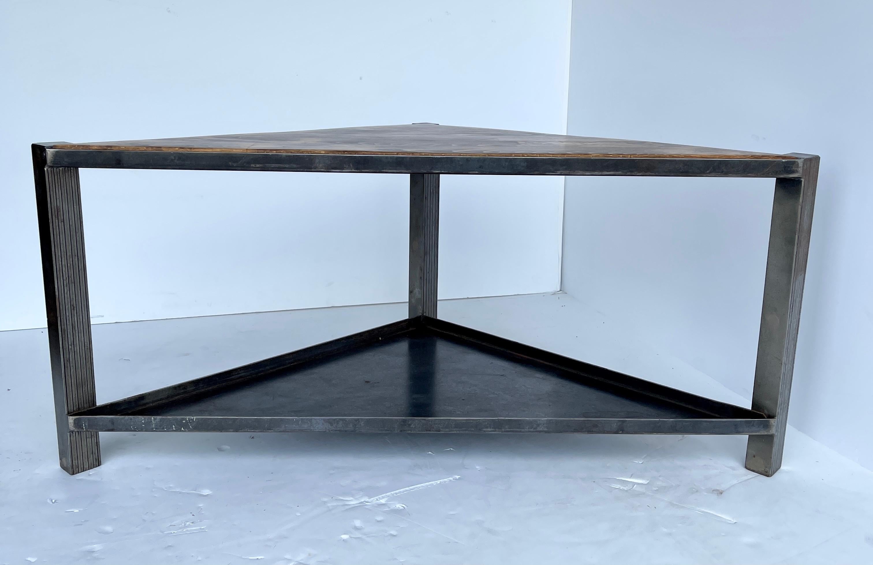 Table triangulaire industrielle en acier inoxydable avec plateau de table en chêne, moderne en vente 1