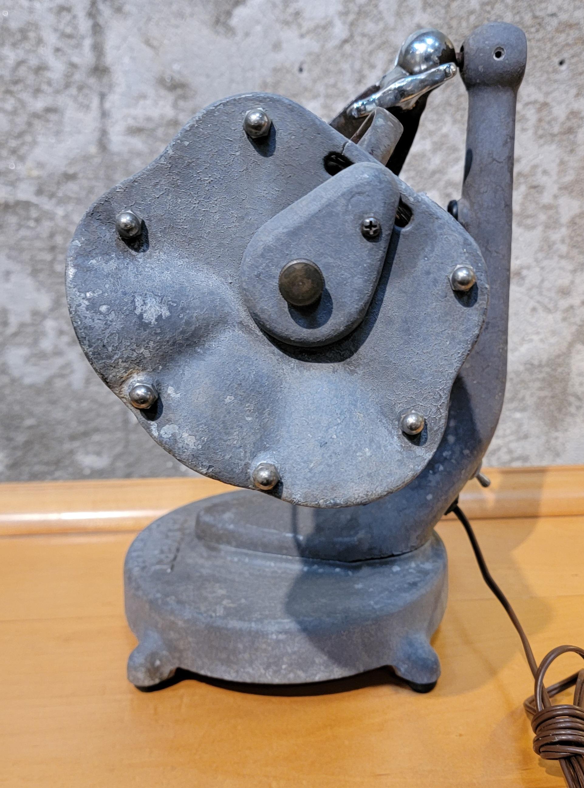 Industrielle Tischlampe aus Stahl und Aluminium von Calvert im Angebot 6