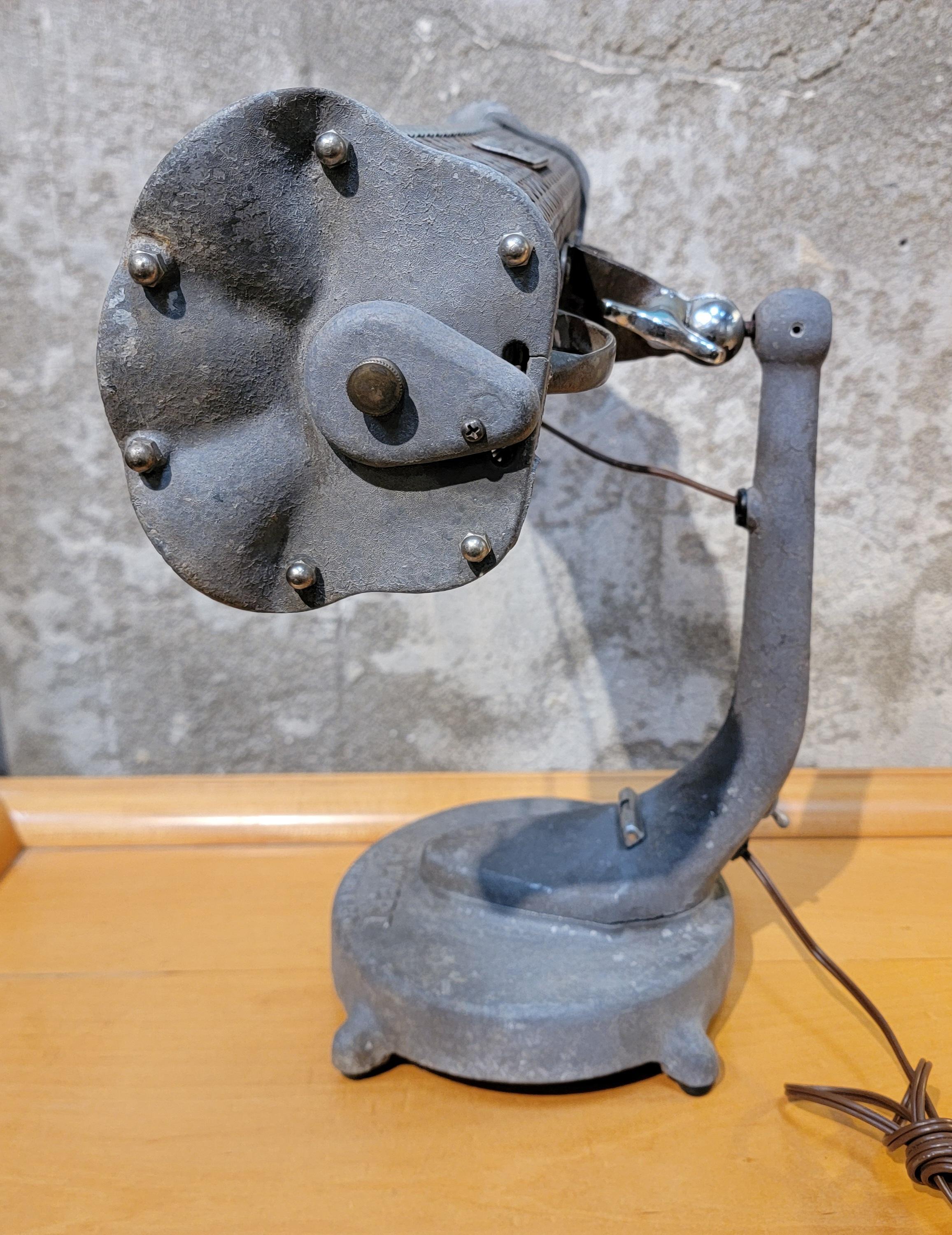 Industrielle Tischlampe aus Stahl und Aluminium von Calvert im Angebot 7