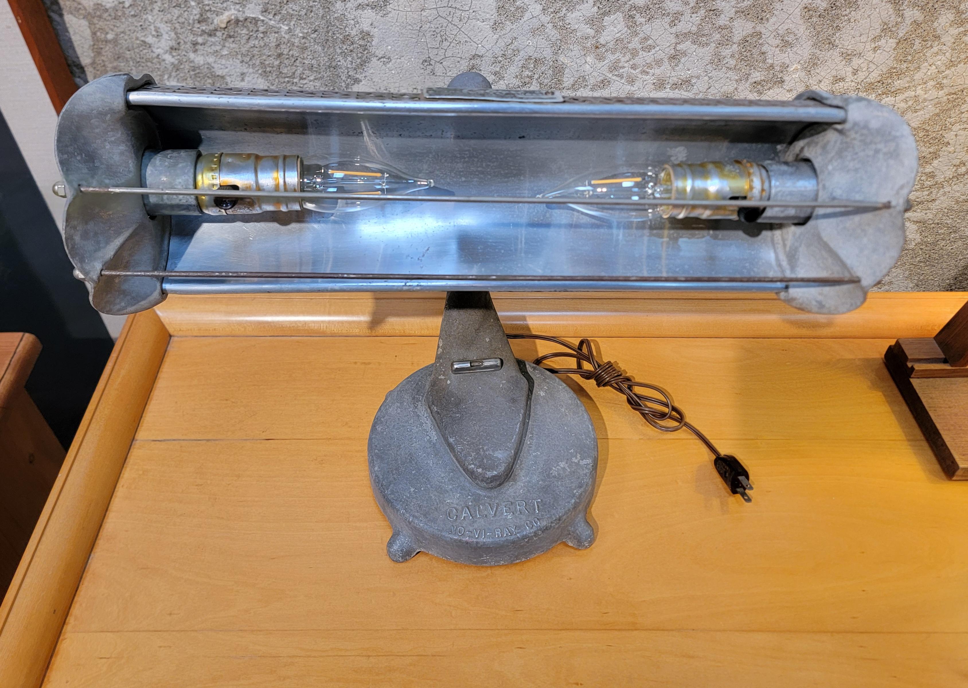 Industrielle Tischlampe aus Stahl und Aluminium von Calvert im Angebot 8