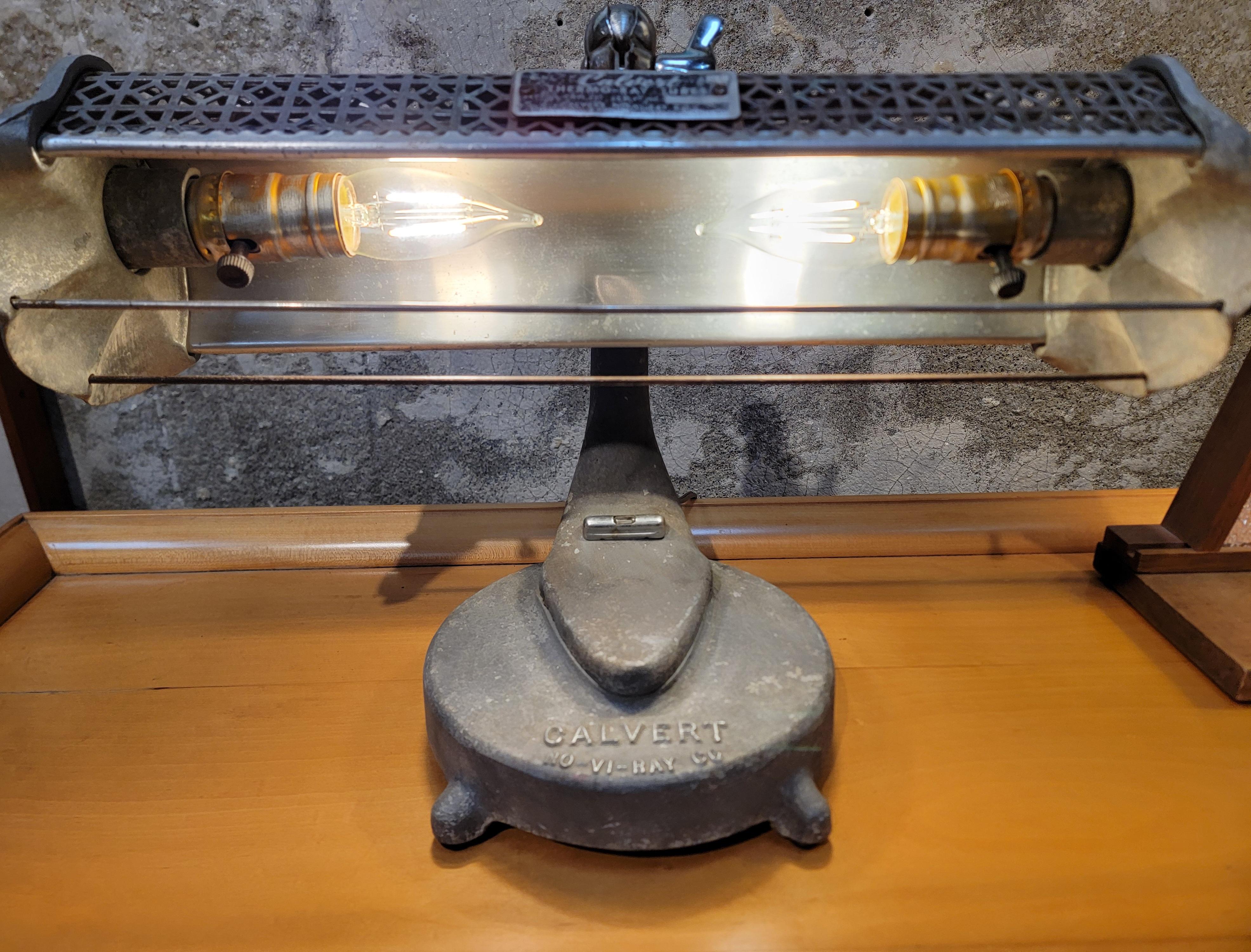 Industrielle Tischlampe aus Stahl und Aluminium von Calvert im Angebot 9