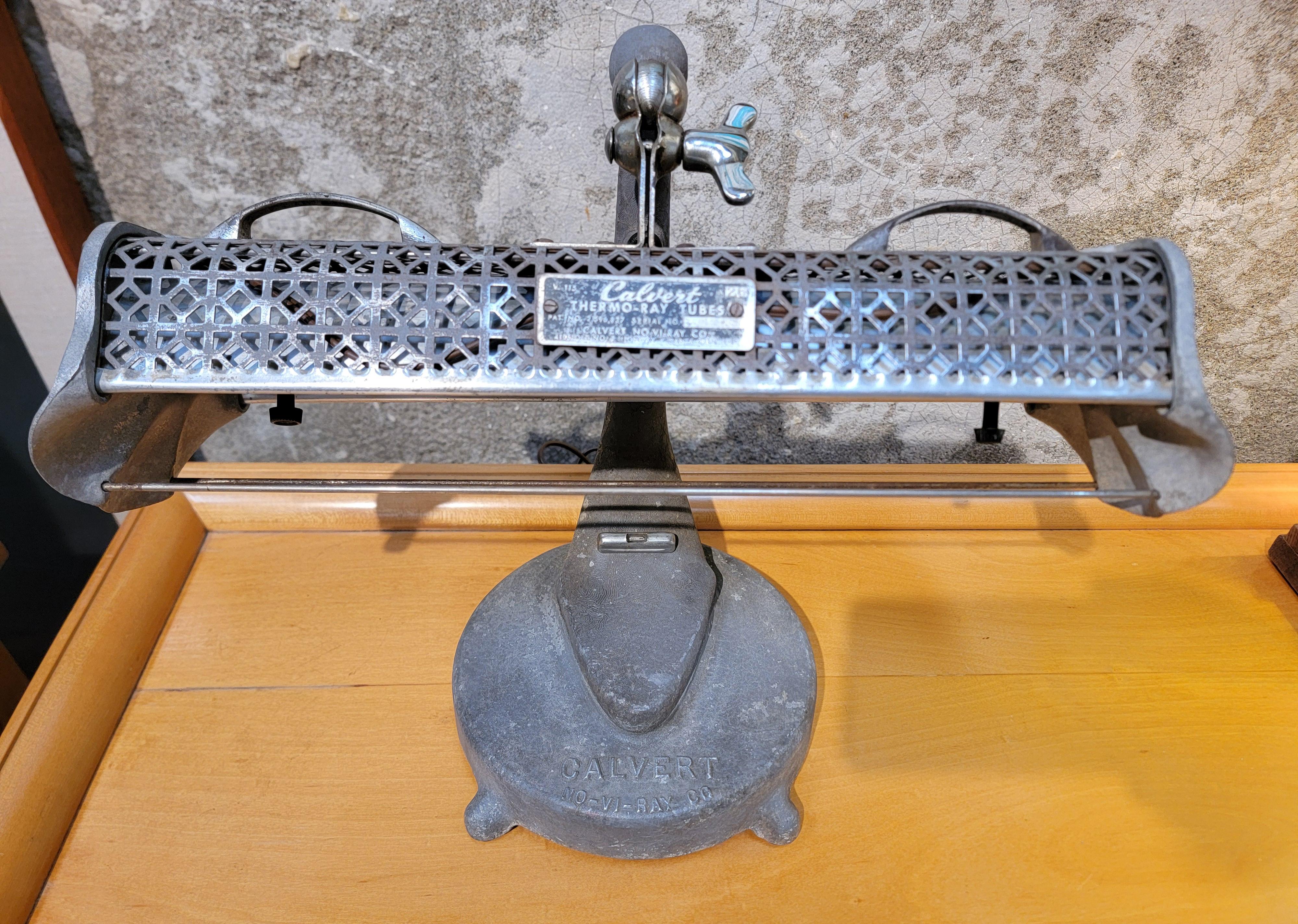 Industrielle Tischlampe aus Stahl und Aluminium von Calvert (amerikanisch) im Angebot