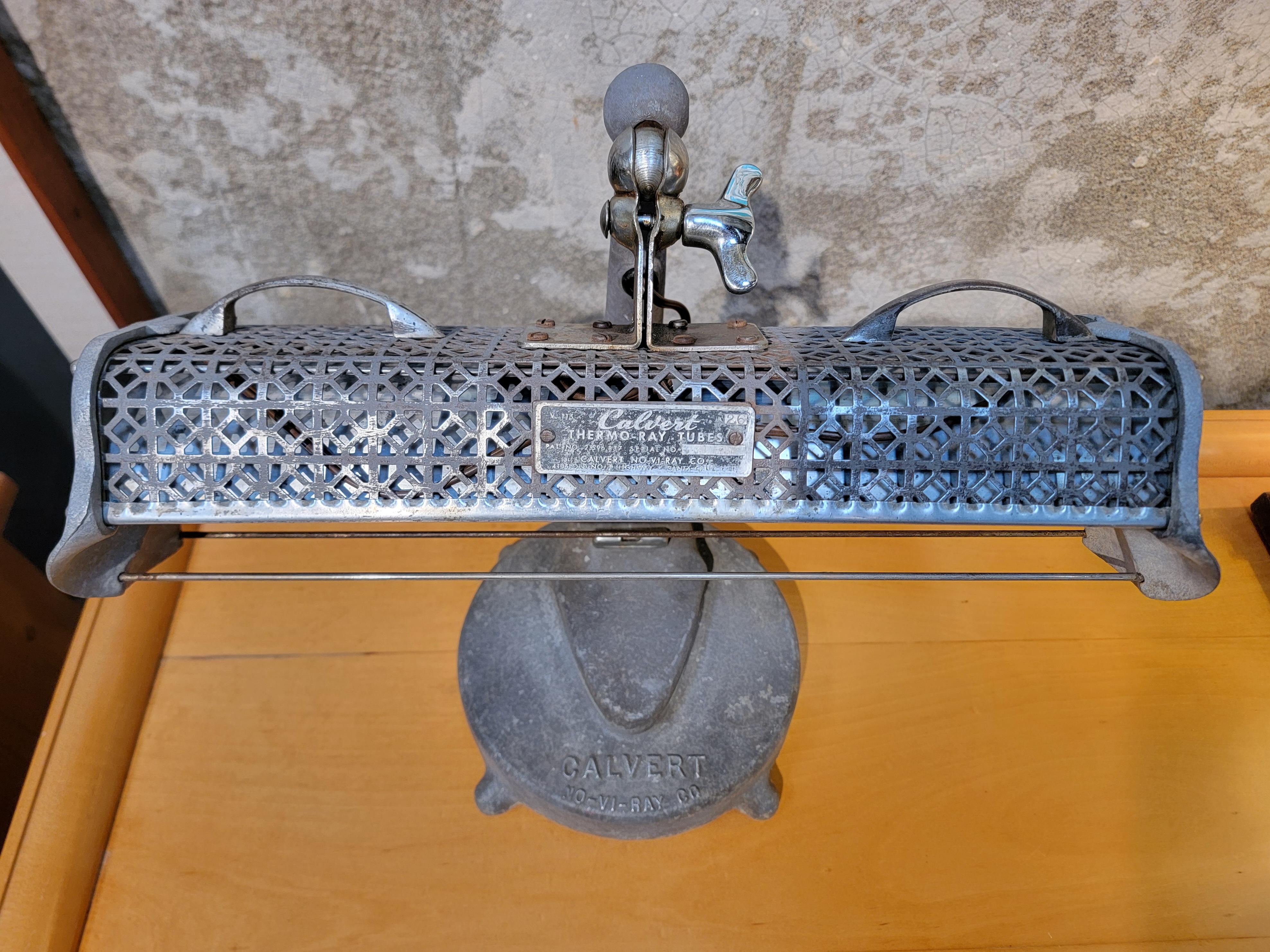 Industrielle Tischlampe aus Stahl und Aluminium von Calvert im Zustand „Gut“ im Angebot in Fulton, CA