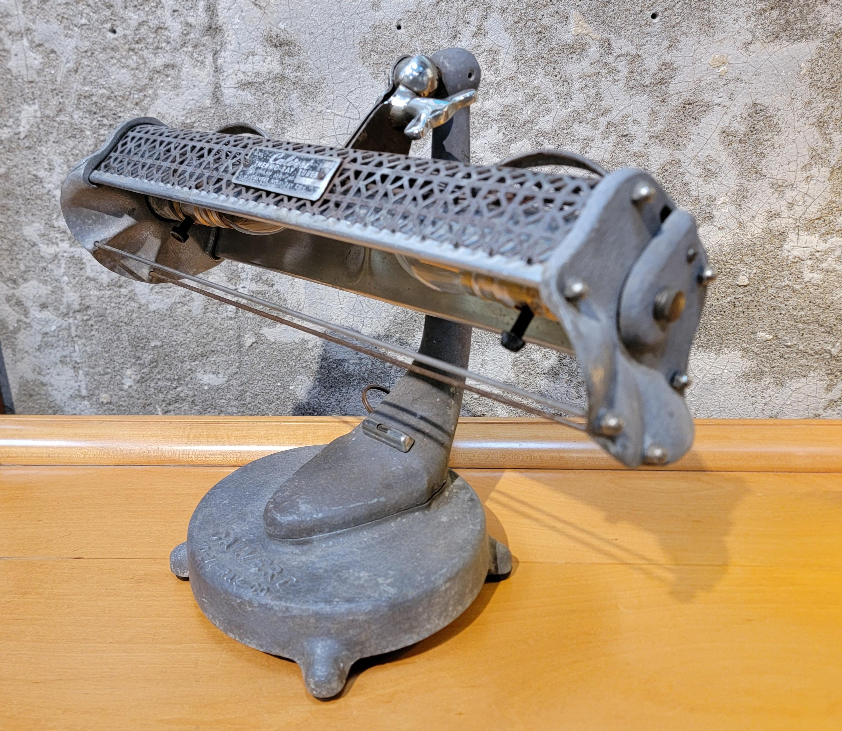 Industrielle Tischlampe aus Stahl und Aluminium von Calvert im Angebot 1