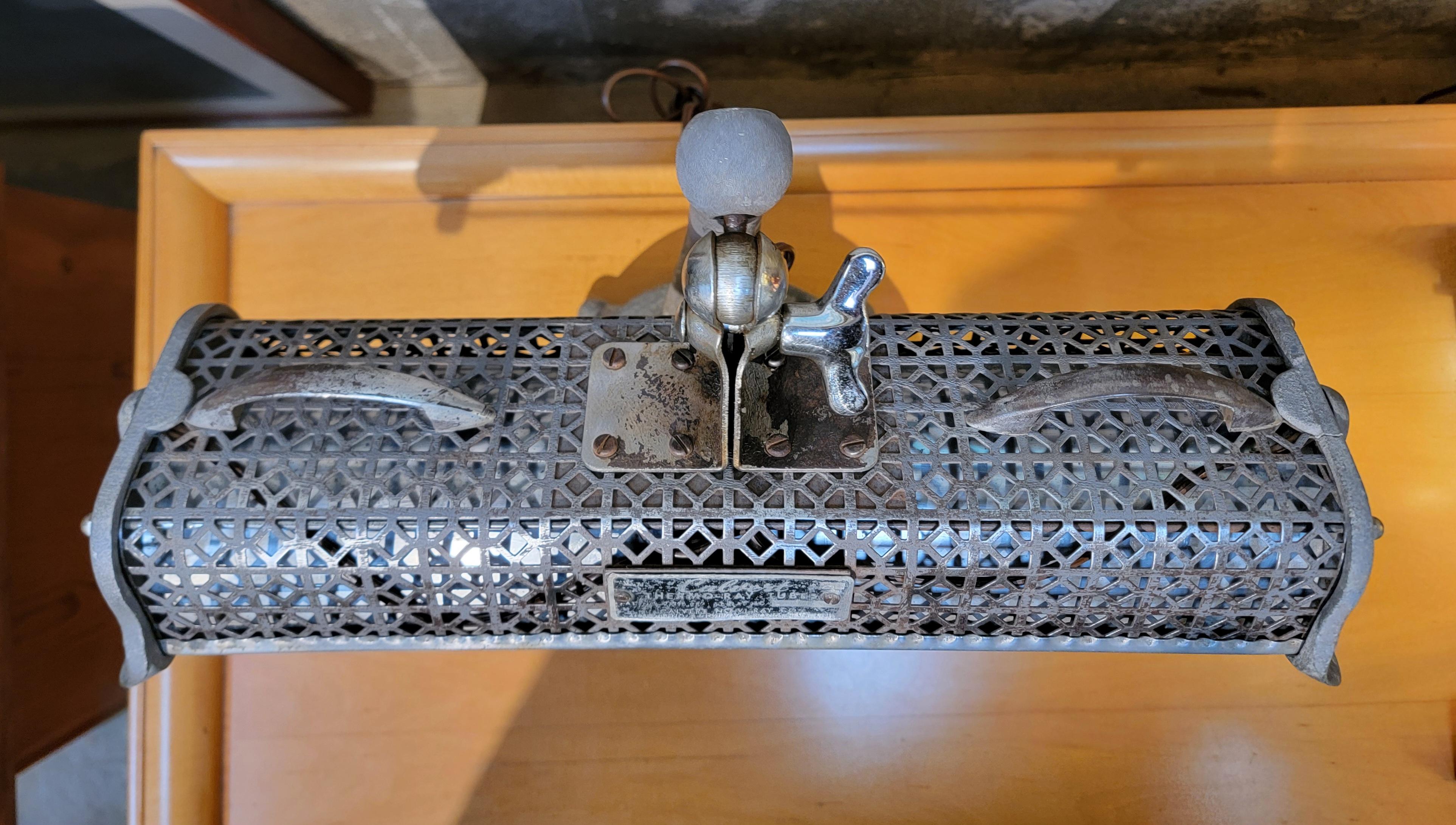 Industrielle Tischlampe aus Stahl und Aluminium von Calvert im Angebot 4