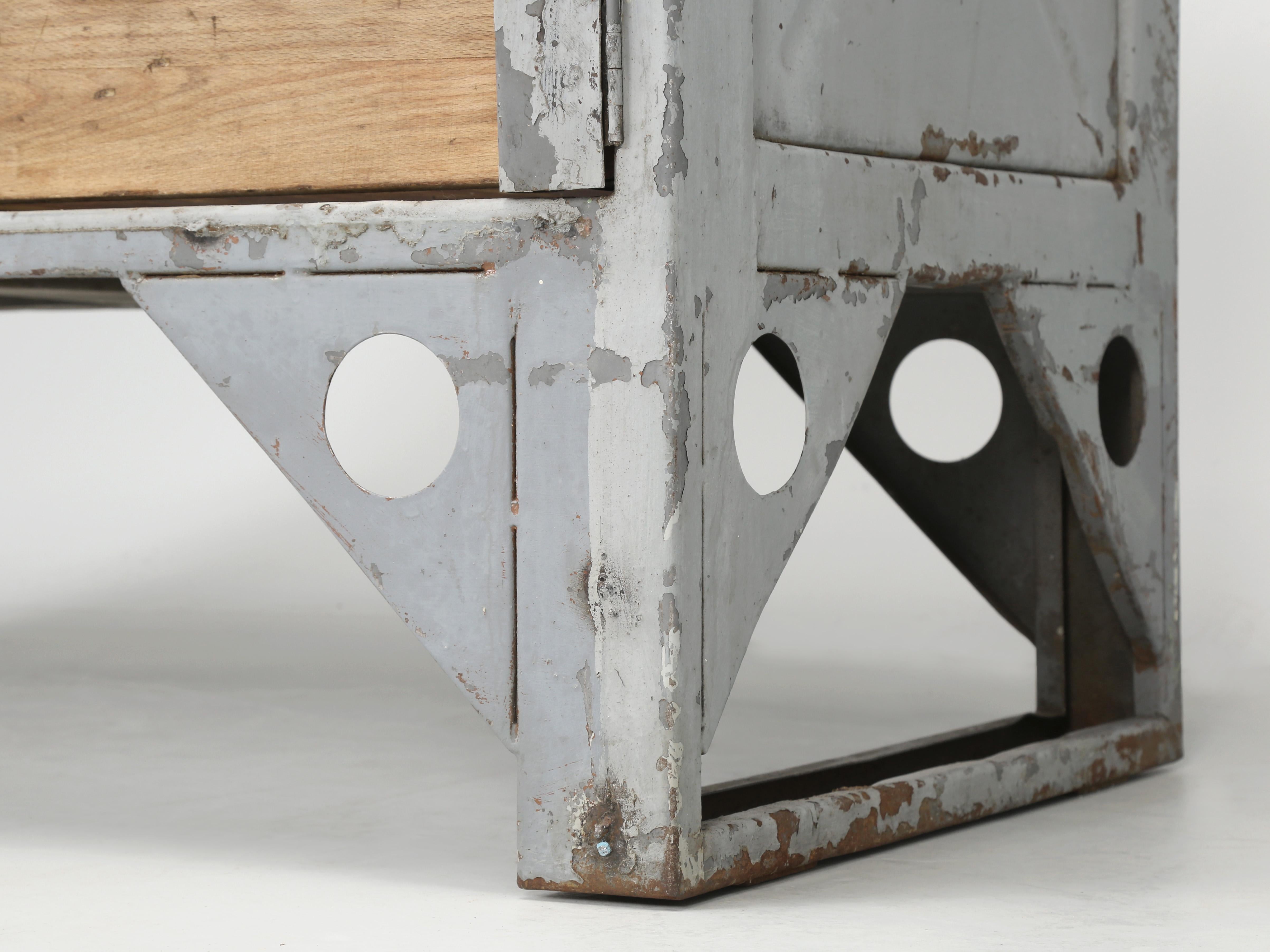 Industrieller Stahlschrank mit Originalfarbe für die Küche oder den Arbeitstisch im Angebot 12