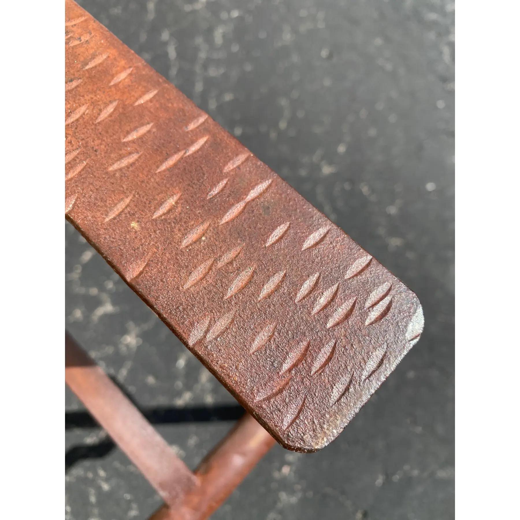 Tavolo da pranzo industriale in acciaio + 3 sedie Ziggurat in vendita 7