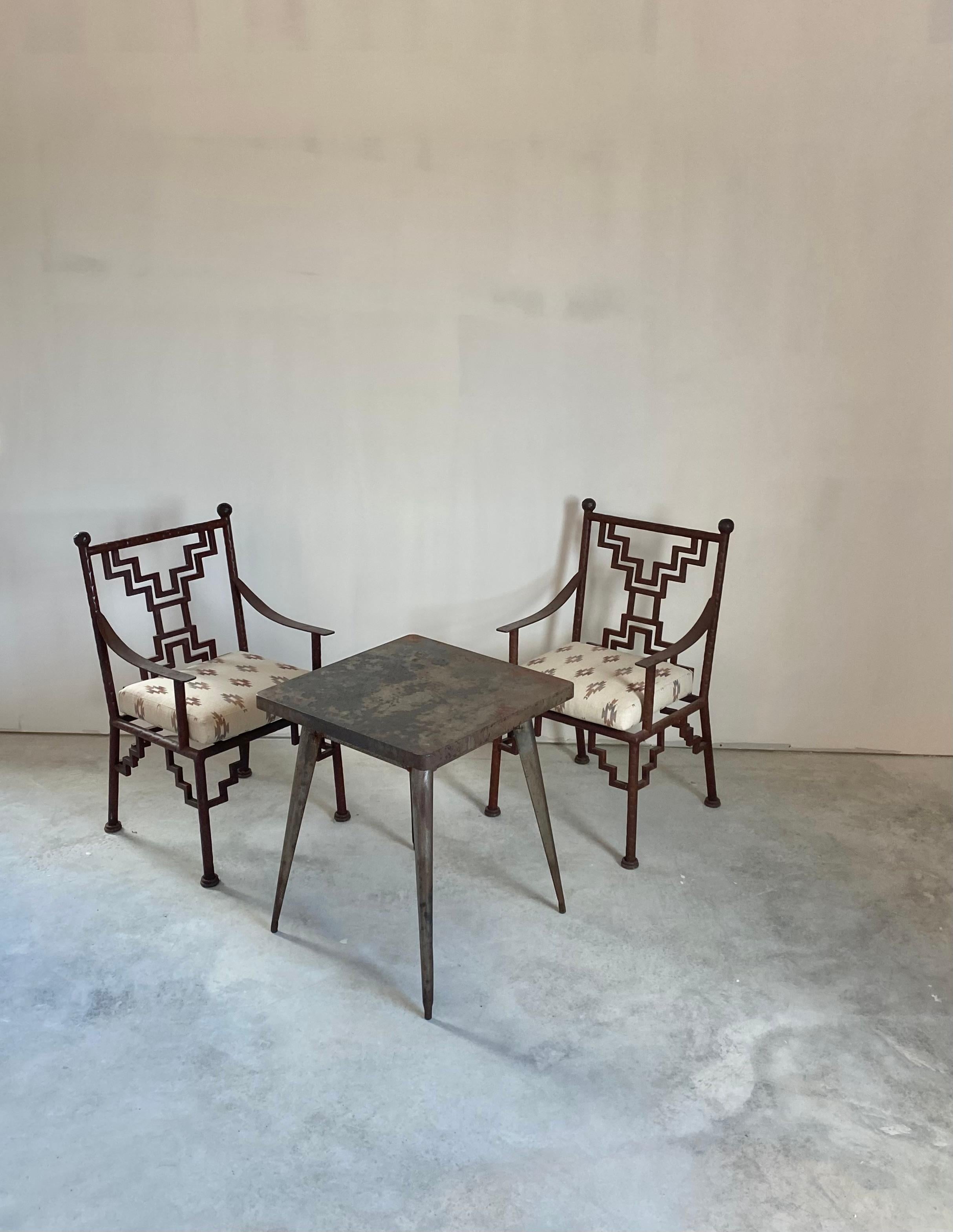 Fatto a mano Tavolo da pranzo industriale in acciaio + 3 sedie Ziggurat in vendita