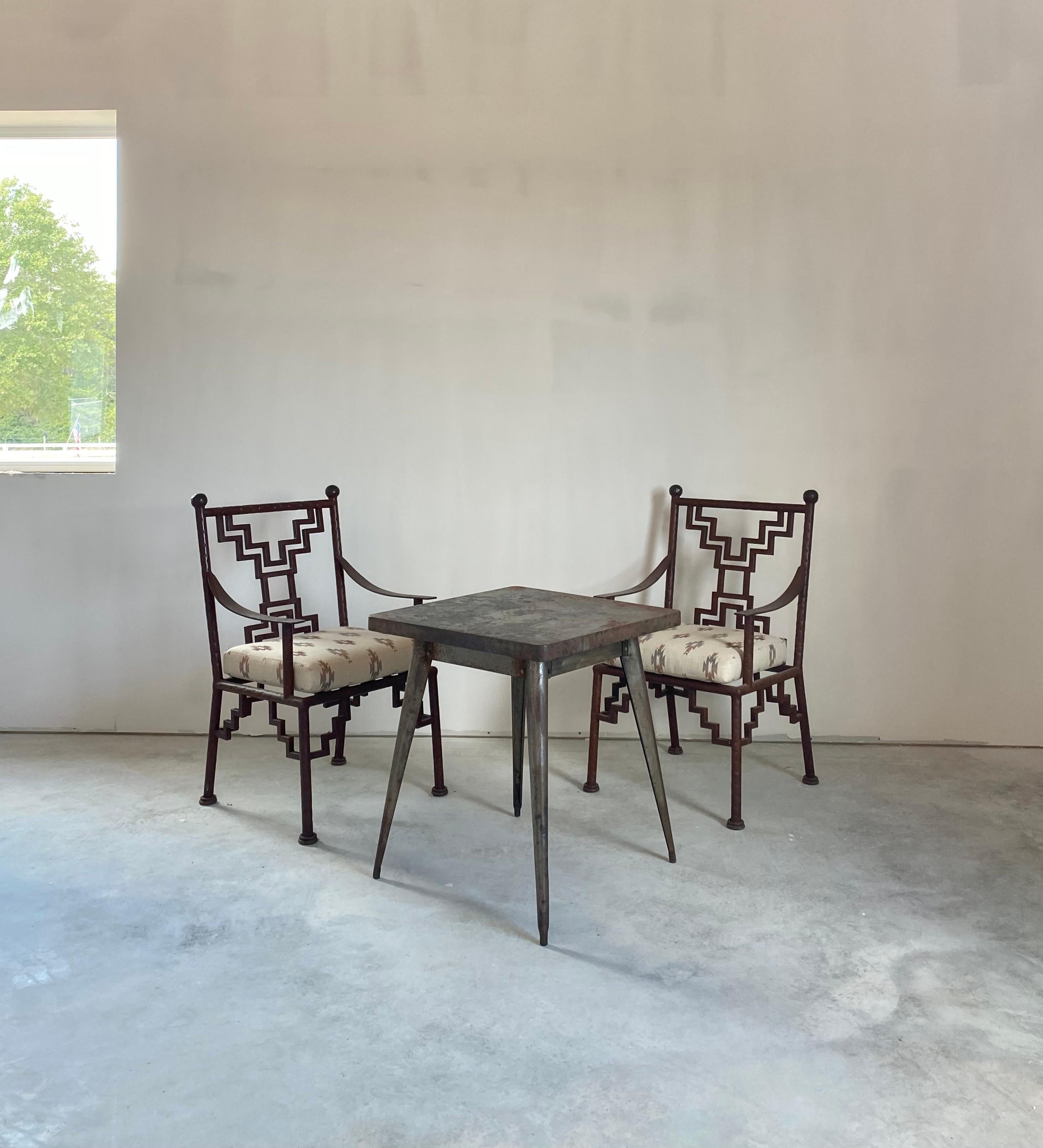 Tavolo da pranzo industriale in acciaio + 3 sedie Ziggurat In condizioni buone in vendita a Round Top, TX