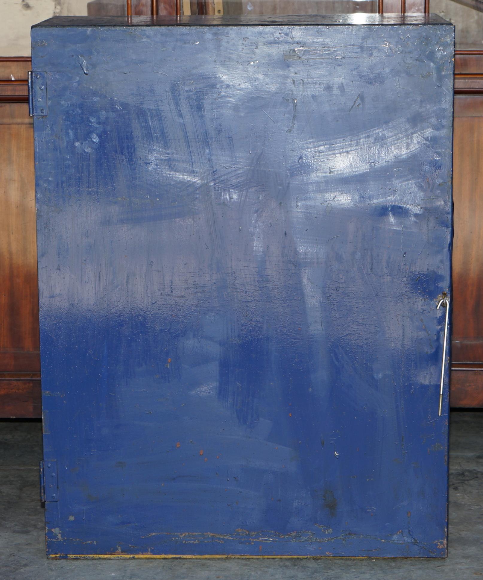 Industrial Steel Large circa 1950s Metal Workers Paint Cupboard Sehr seltener Fund im Angebot 5