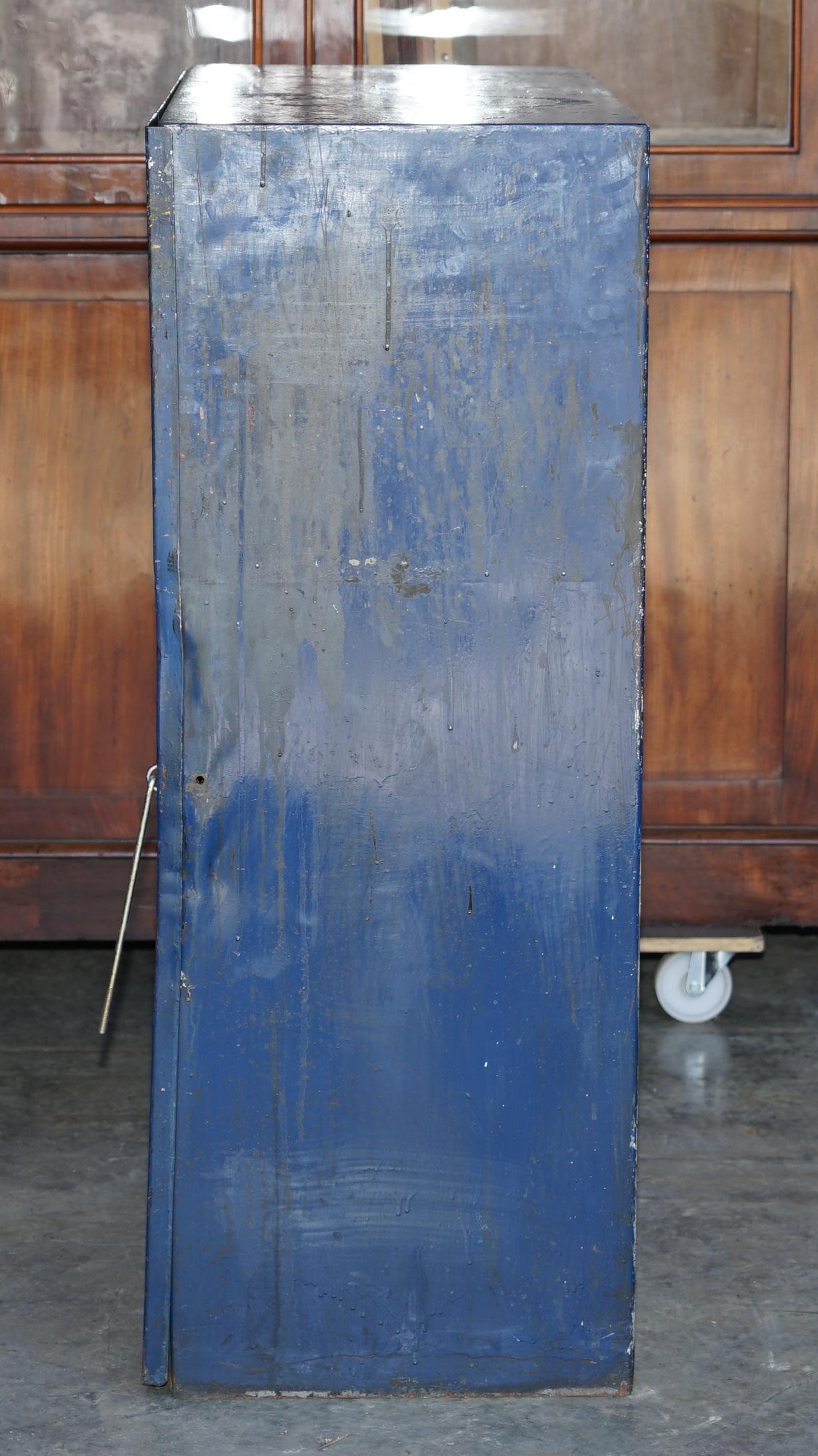 Armario industrial de acero para pintar de los obreros metalúrgicos de los años 50 Hallazgo muy raro en venta 5