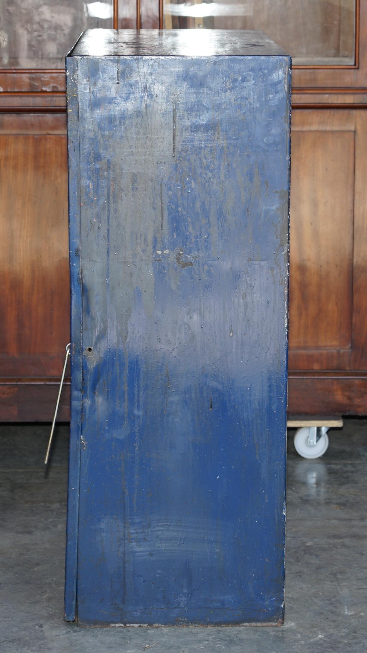 Industrial Steel Large circa 1950s Metal Workers Paint Cupboard Sehr seltener Fund im Angebot 6