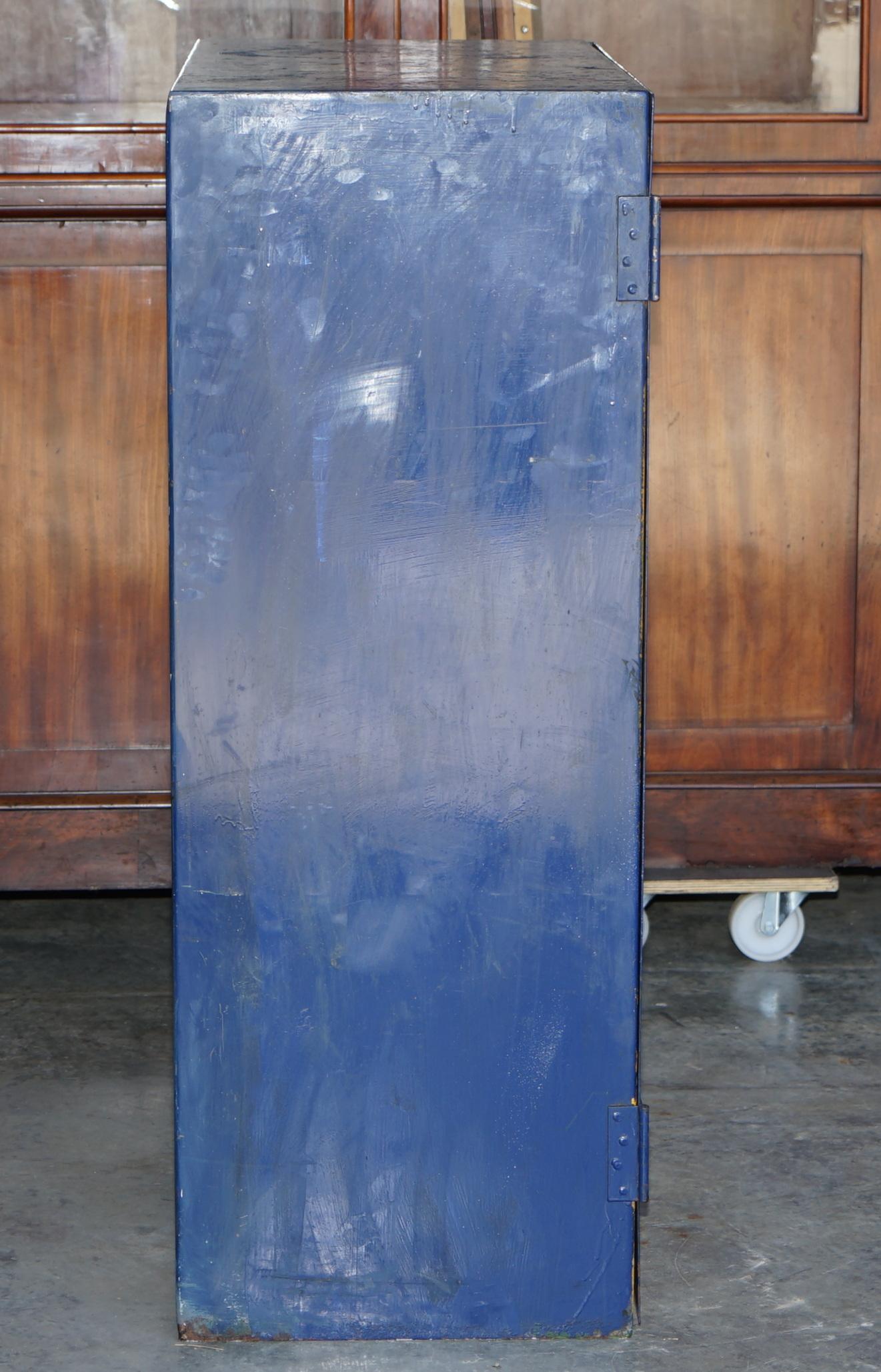 Industrial Steel Large circa 1950s Metal Workers Paint Cupboard Sehr seltener Fund im Angebot 8