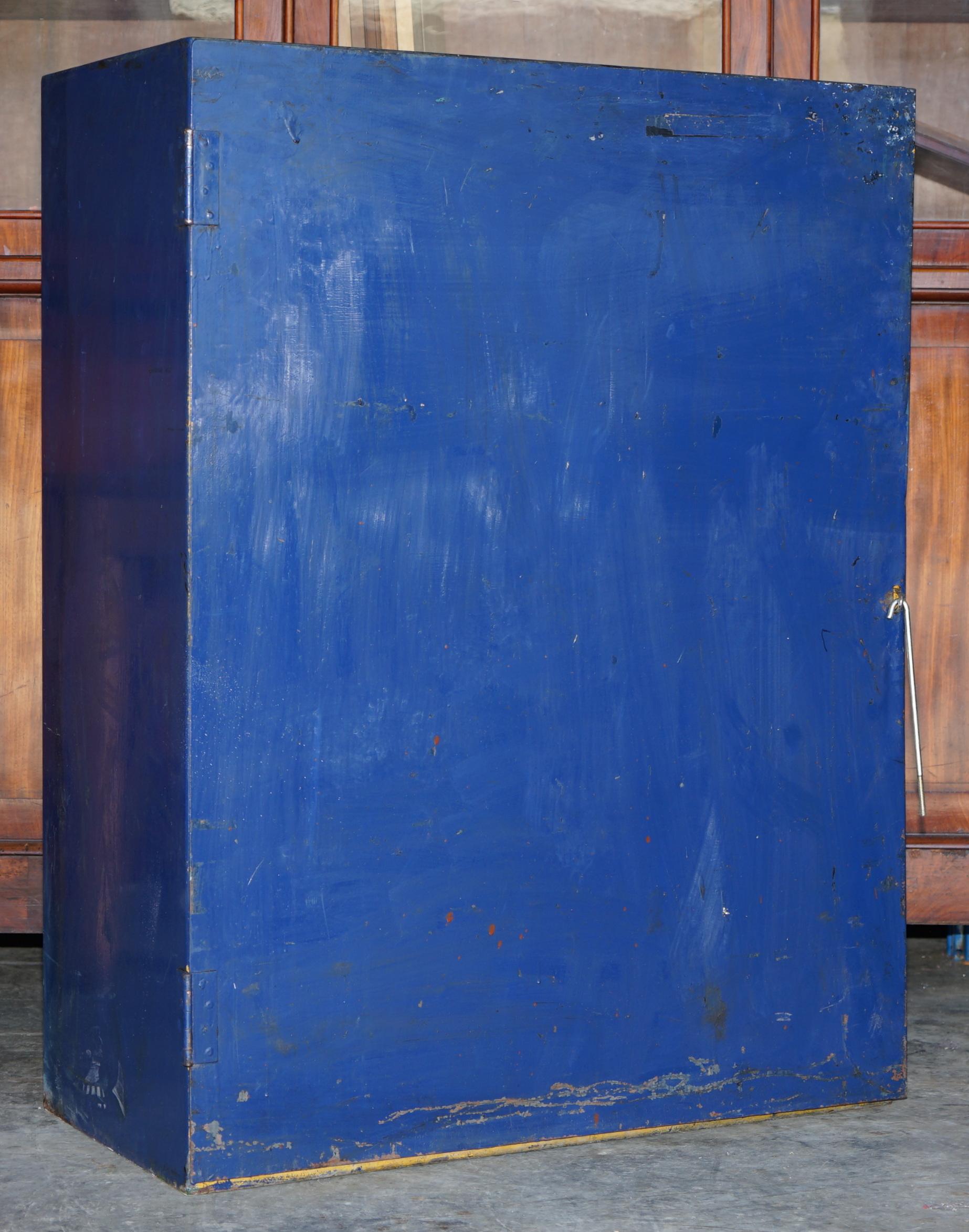 Wir freuen uns, dieses Original ca. 1940er Jahre Industrie Stahl Metallarbeiter Farbe Schrank zum Verkauf anbieten

Ein sehr gut aussehender und gut gemachter Schrank mit einer guten, ehrlichen Patina

Der Schrank wurde gereinigt, gewachst und