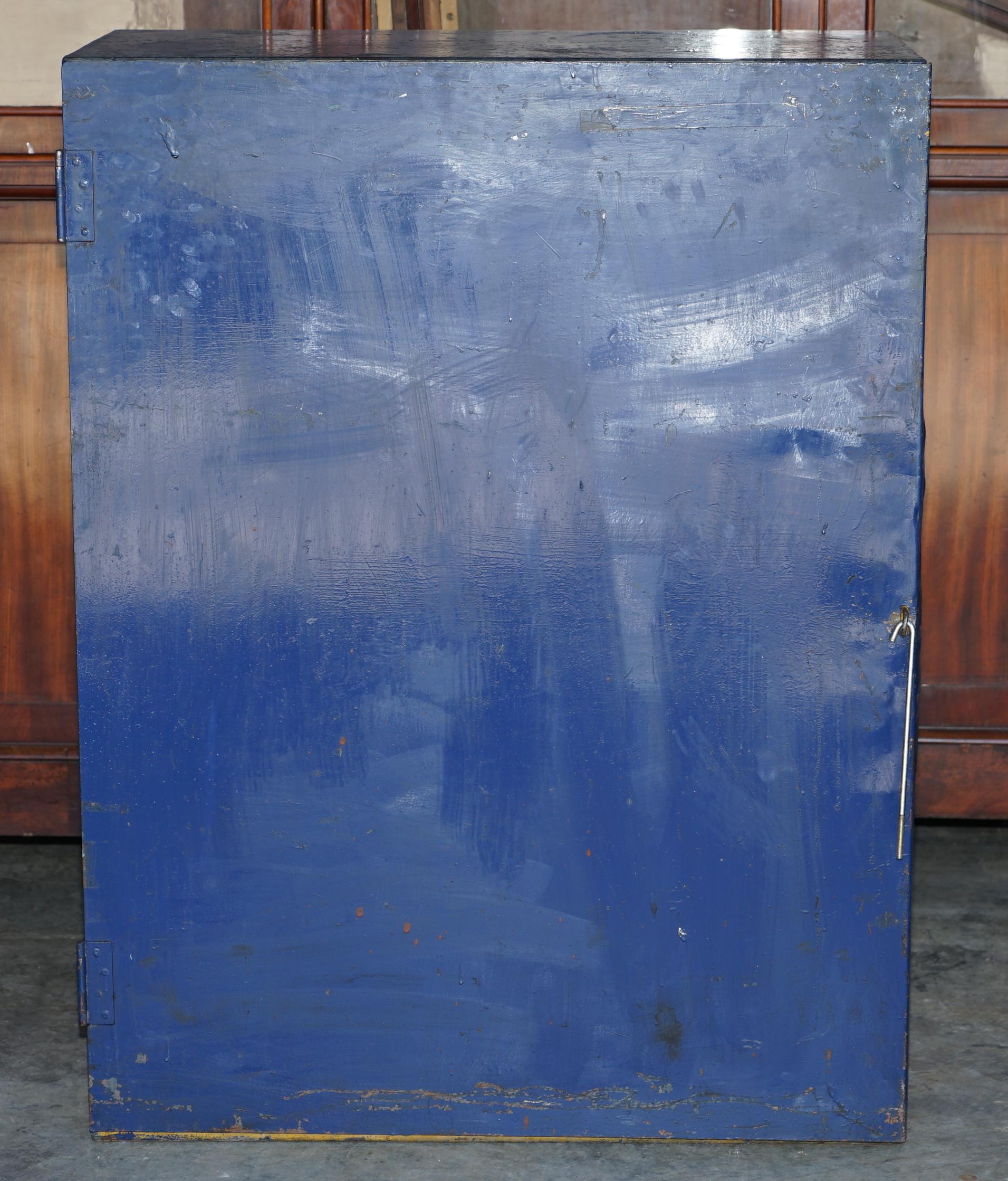 Industrial Steel Large circa 1950s Metal Workers Paint Cupboard Sehr seltener Fund (Industriell) im Angebot