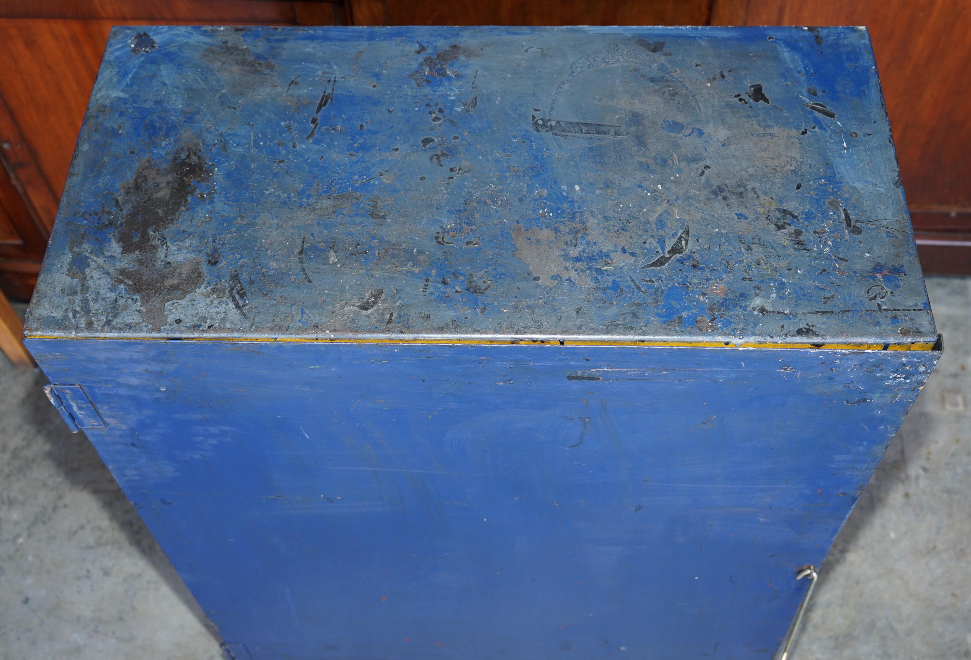 Industrial Steel Large circa 1950s Metal Workers Paint Cupboard Sehr seltener Fund (Englisch) im Angebot