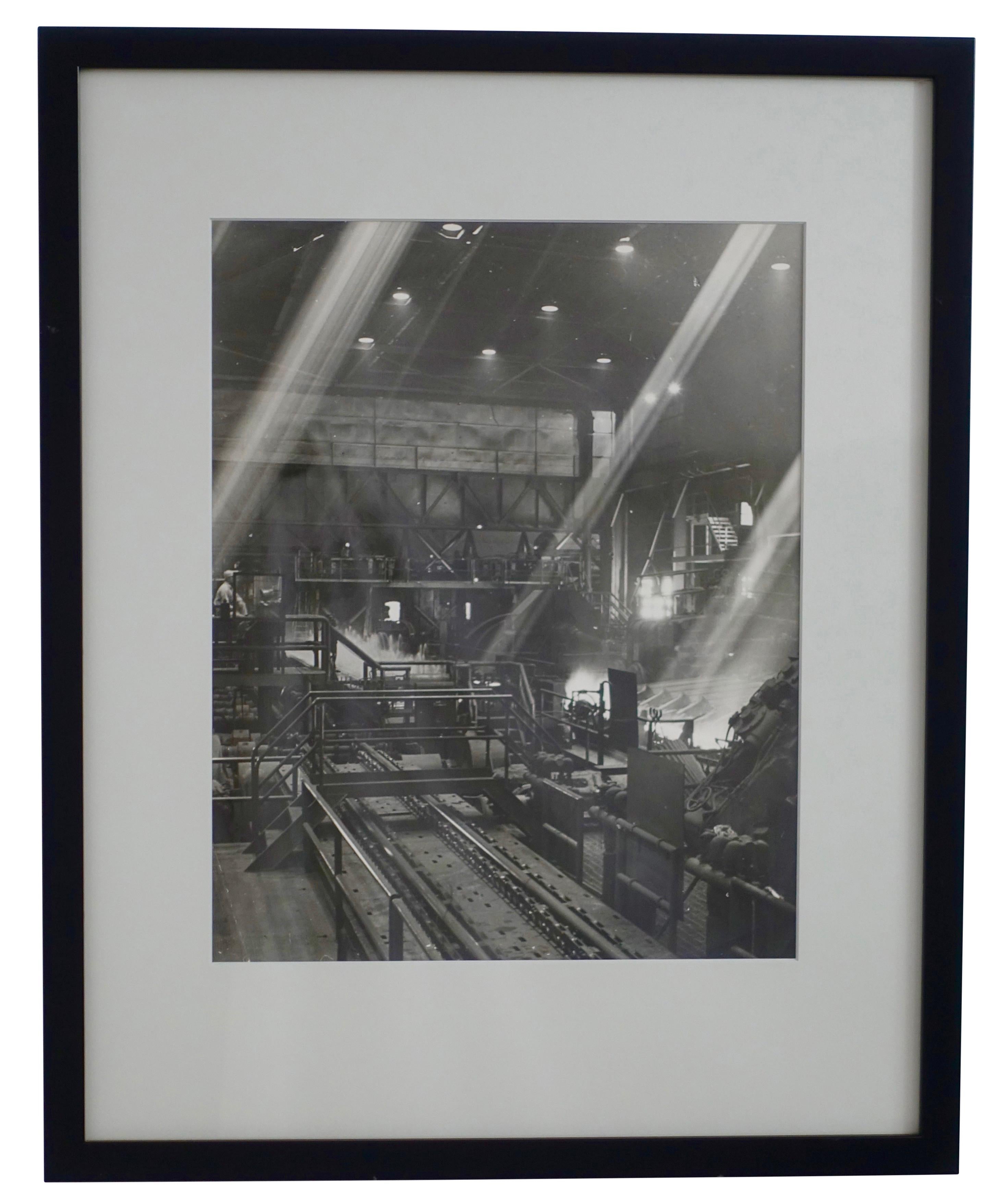 Einzigartige, nie veröffentlichte Schwarz-Weiß-Fotografie einer industriellen Stahlwerkszene, unsigniert. Professionell mattiert und gerahmt, amerikanisch, Anfang bis Mitte des 20. Jahrhunderts.
