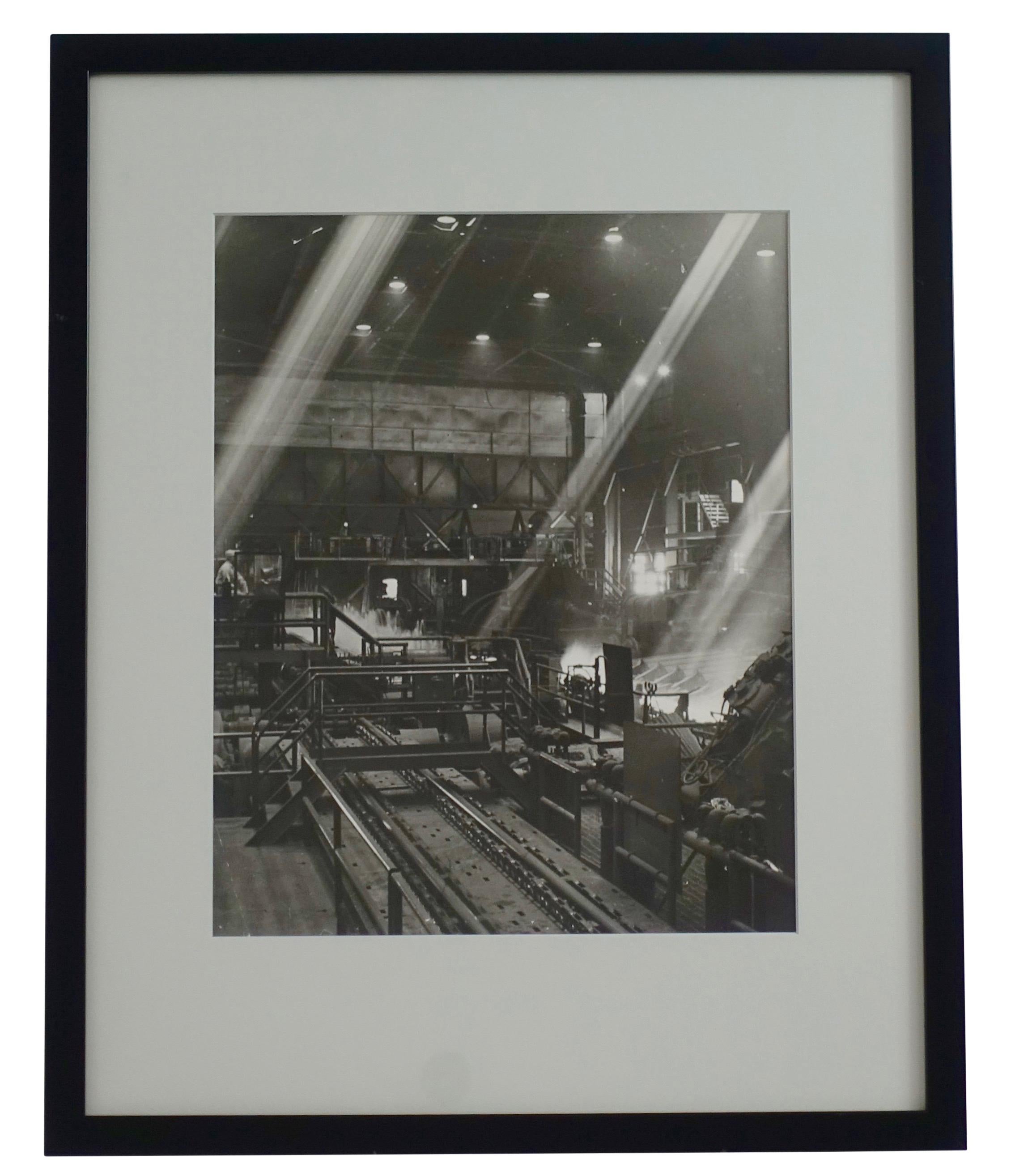 Industrielle Schwarz-Weiß-Fotografie einer Stahlmühle (Moderne der Mitte des Jahrhunderts) im Angebot