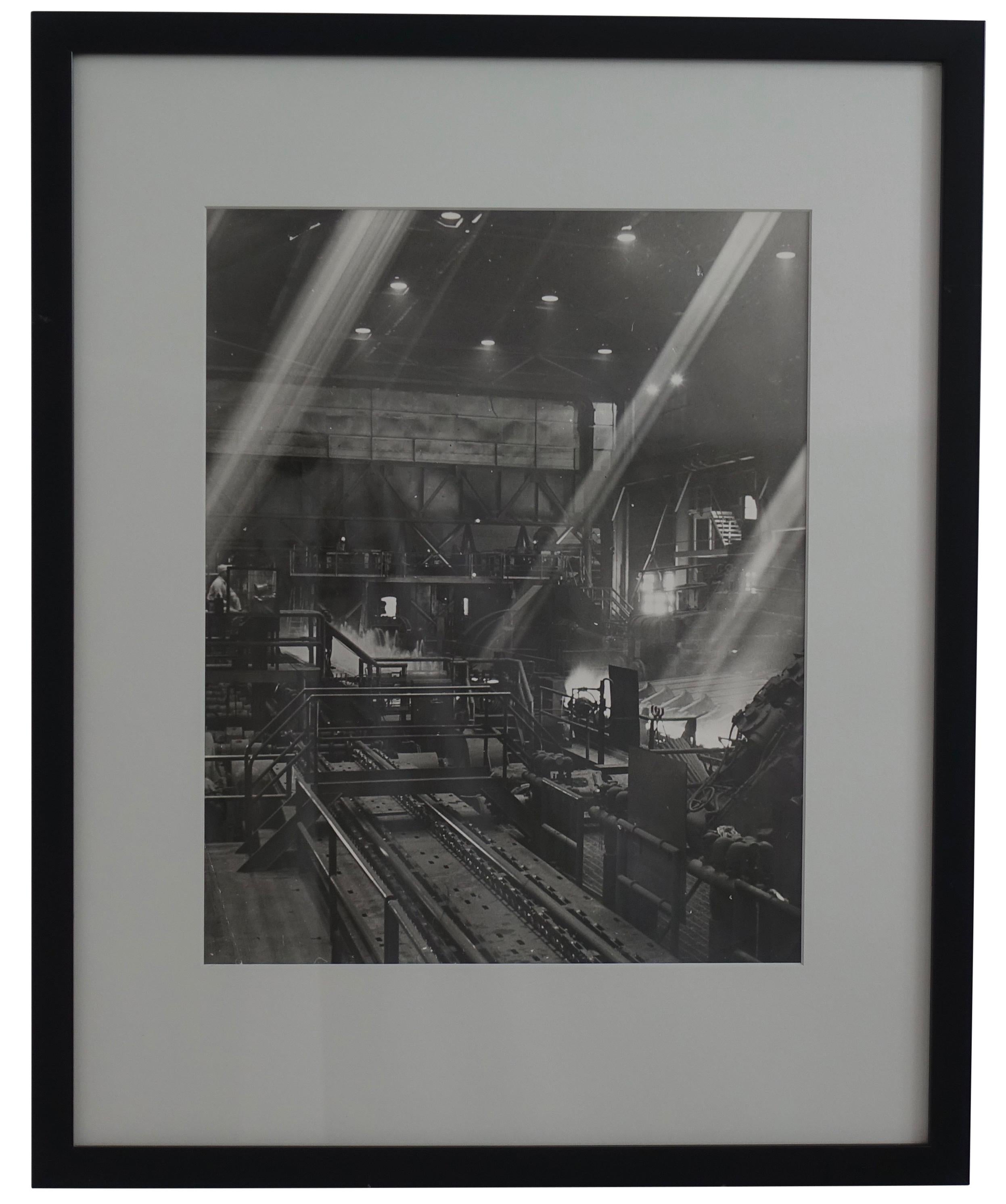 Industrielle Schwarz-Weiß-Fotografie einer Stahlmühle (20. Jahrhundert) im Angebot