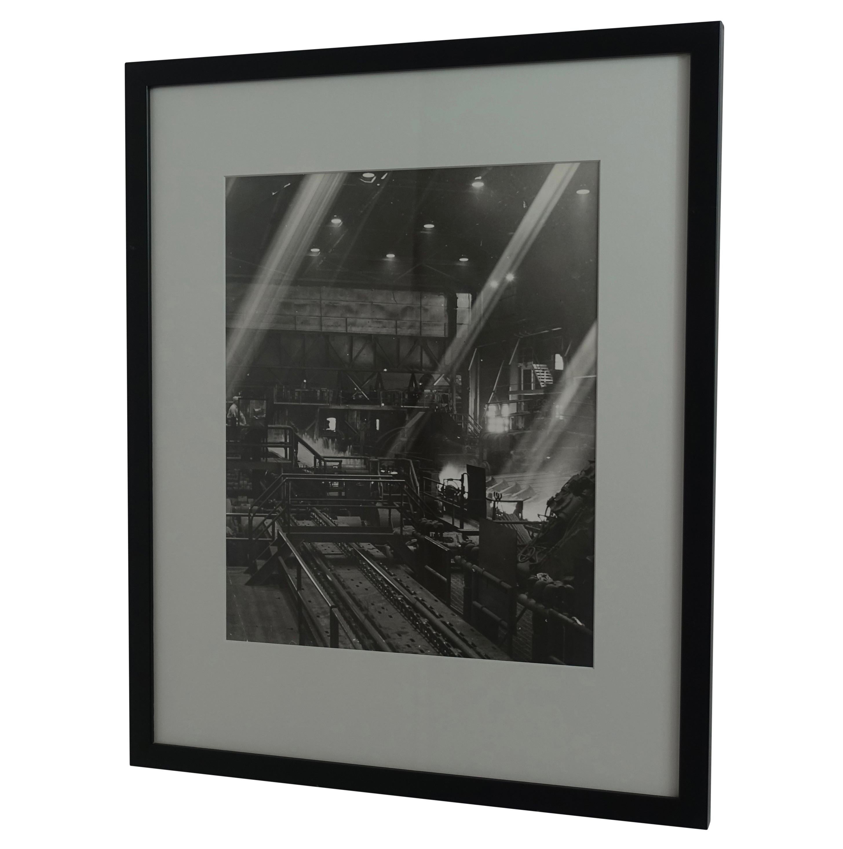 Industrielle Schwarz-Weiß-Fotografie einer Stahlmühle (Papier) im Angebot