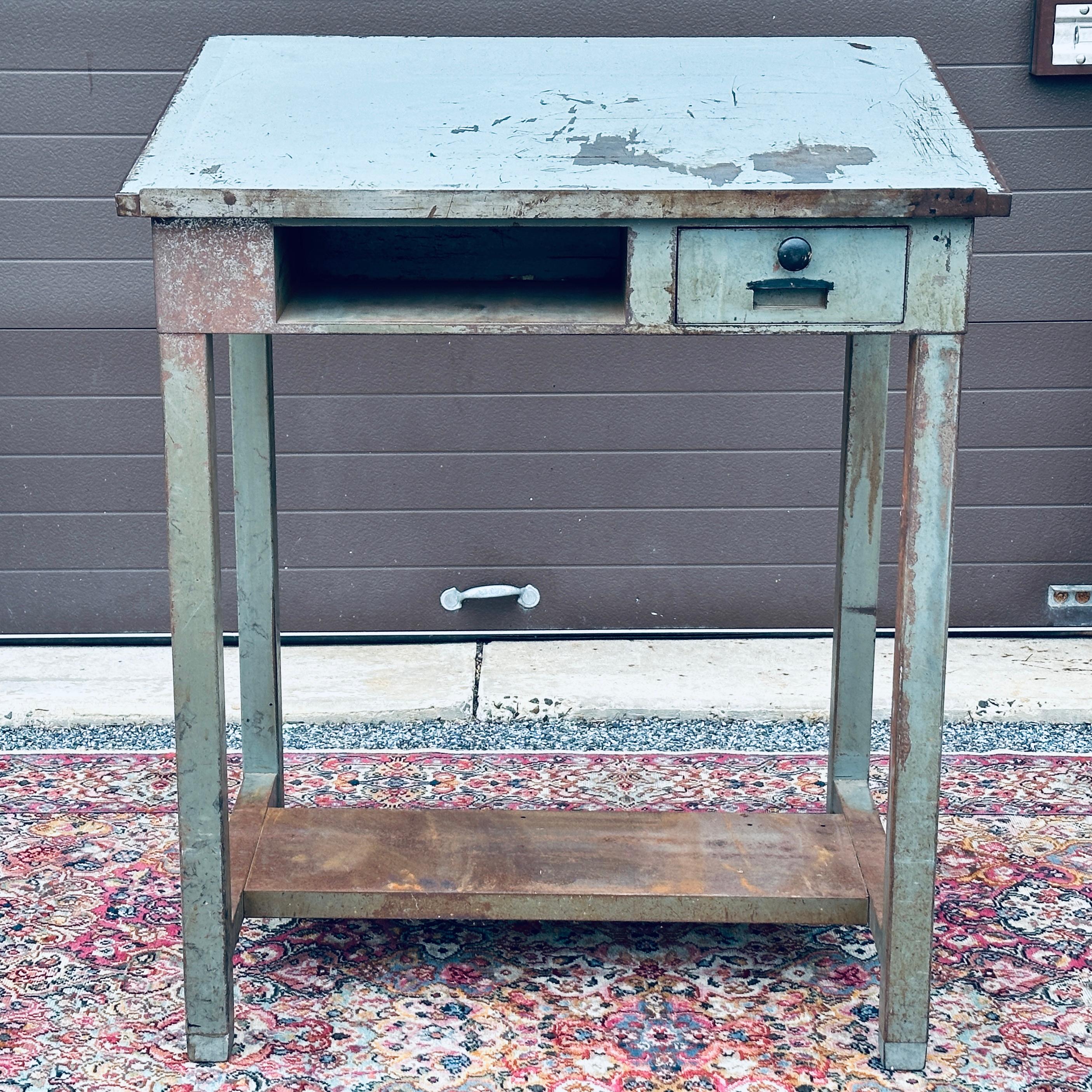 Scrivania in piedi in acciaio industriale di metà secolo di Parent Metal Products di Philadelphia, Pennsylvania. Altezza del tavolo 39,75