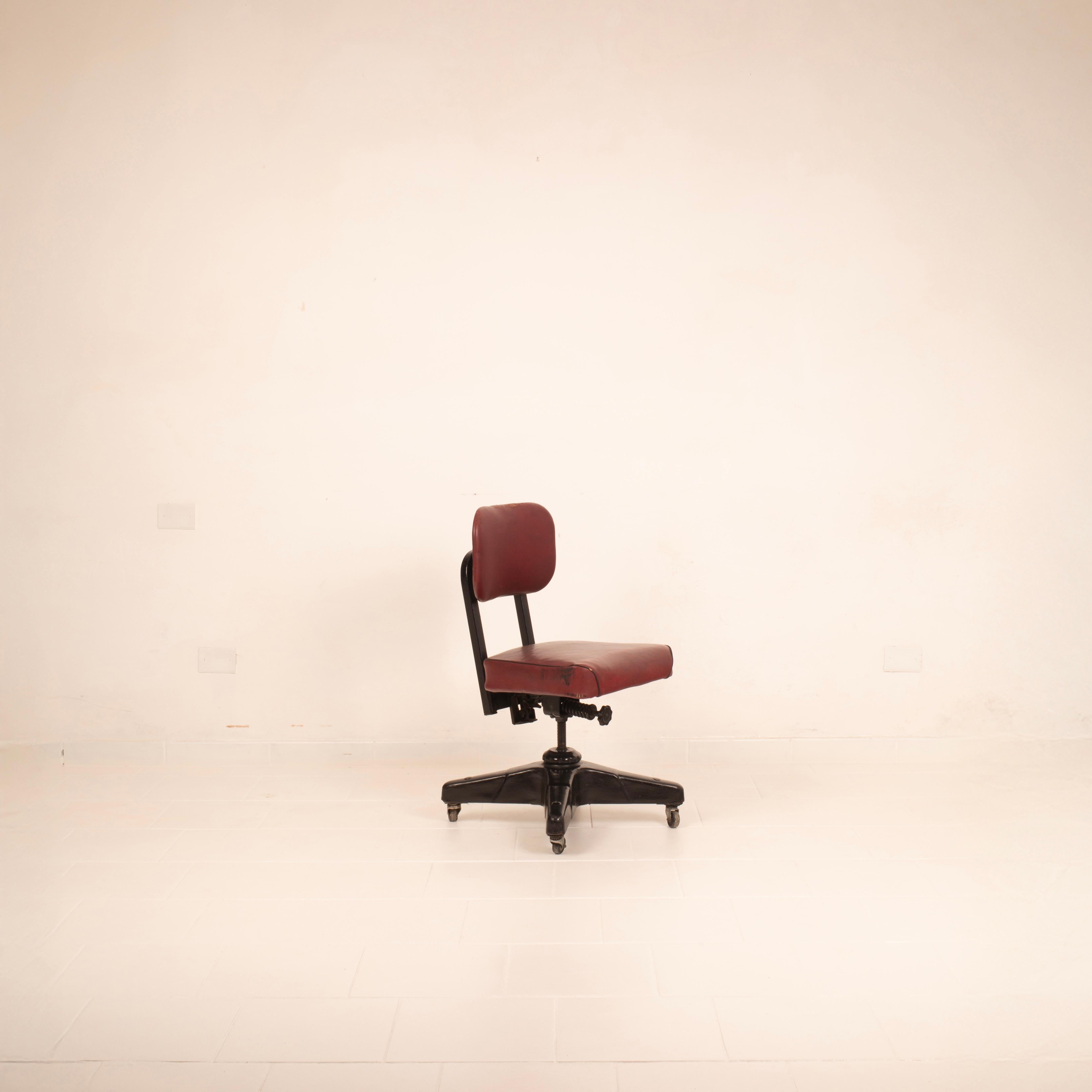 Rare work stool manufactured by Chromcraft Corporation in 1944, an authentic testament to American industrial design in the post-war era.

This model represents a refined functional and stylistic evolution of the stool designed by Gio Ponti for