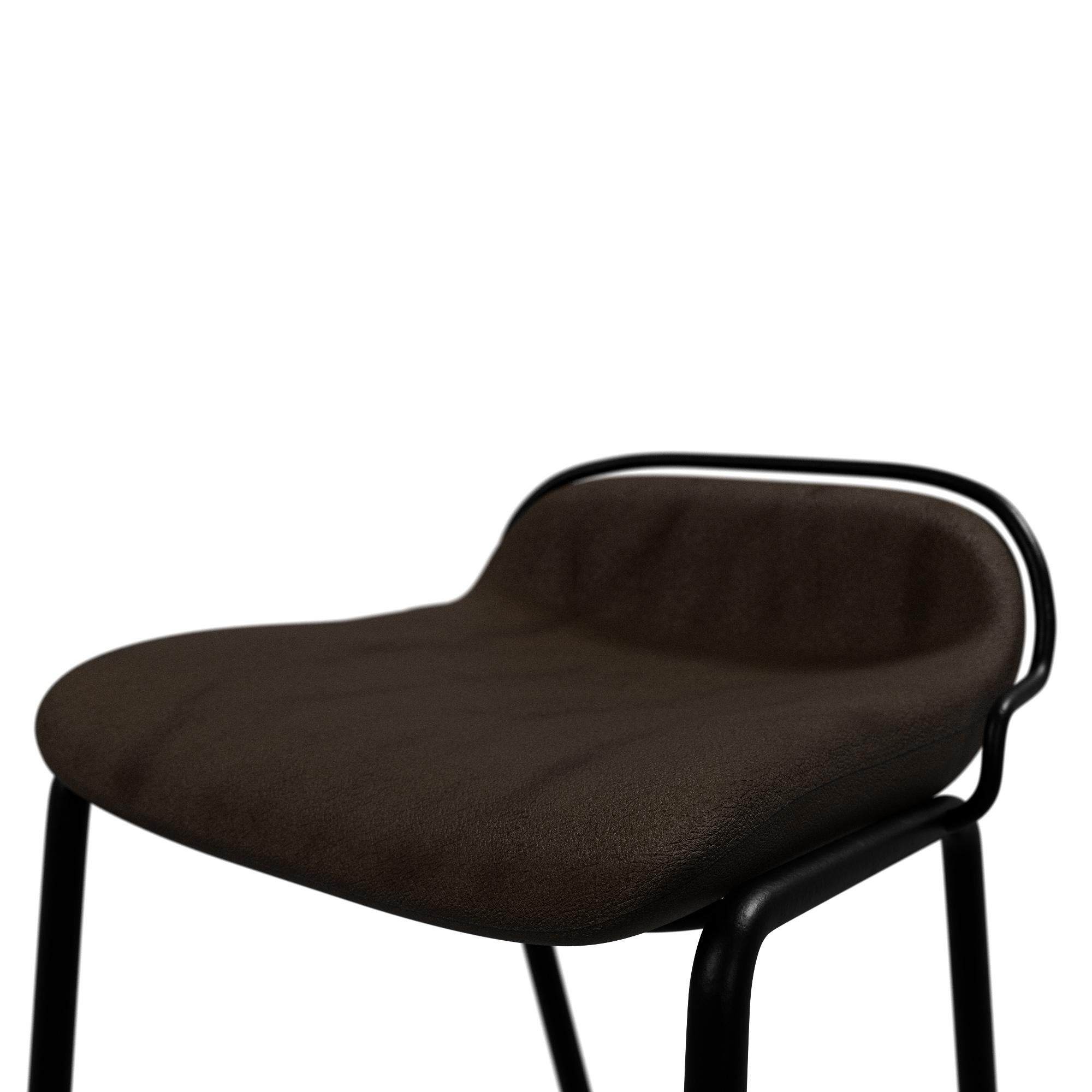 Taburete industrial DUV con piel de cacao hecho a mano por Murmurio Caña en venta