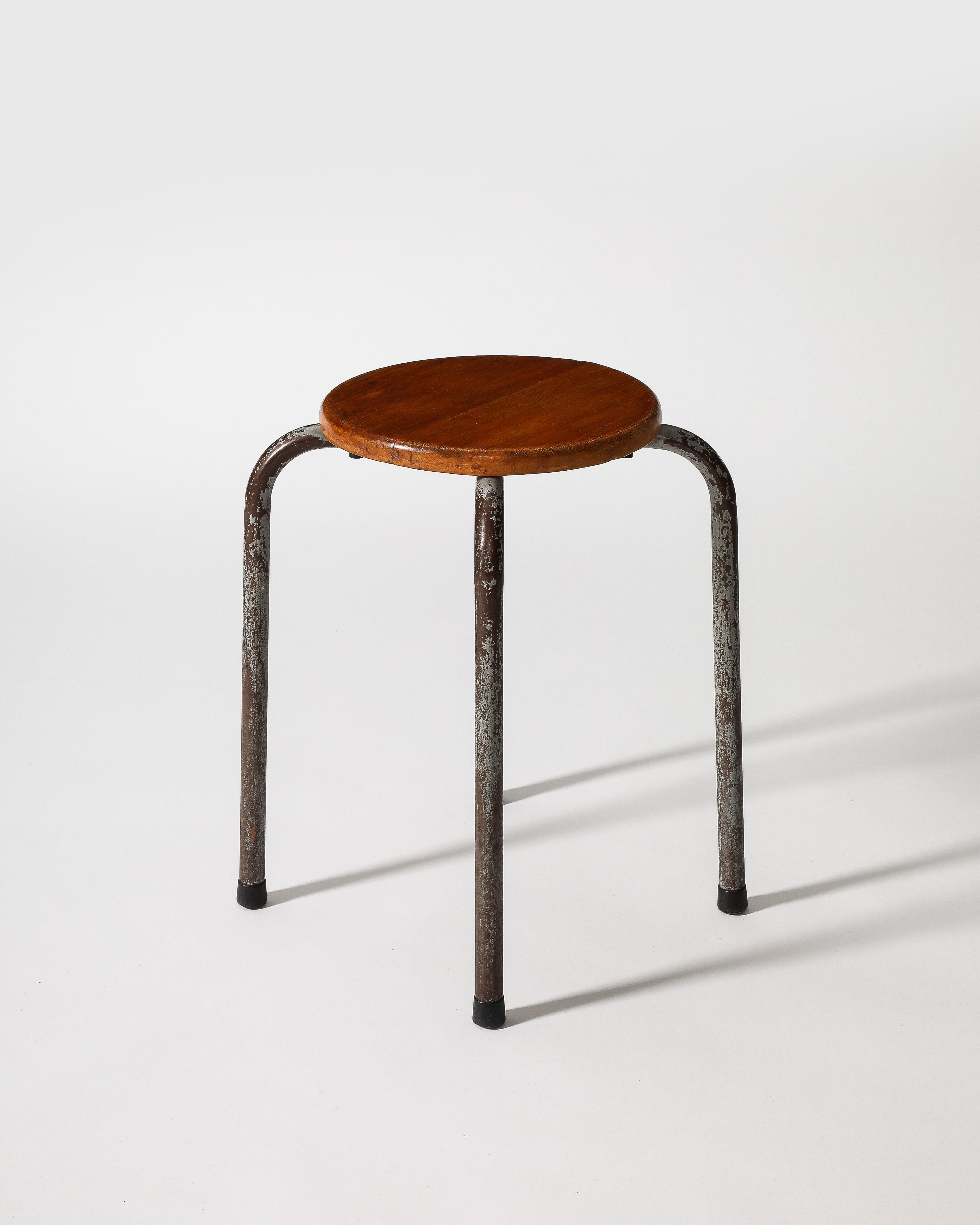 Tabouret industriel à la manière de Prouve, France, vers 1960 en vente 3