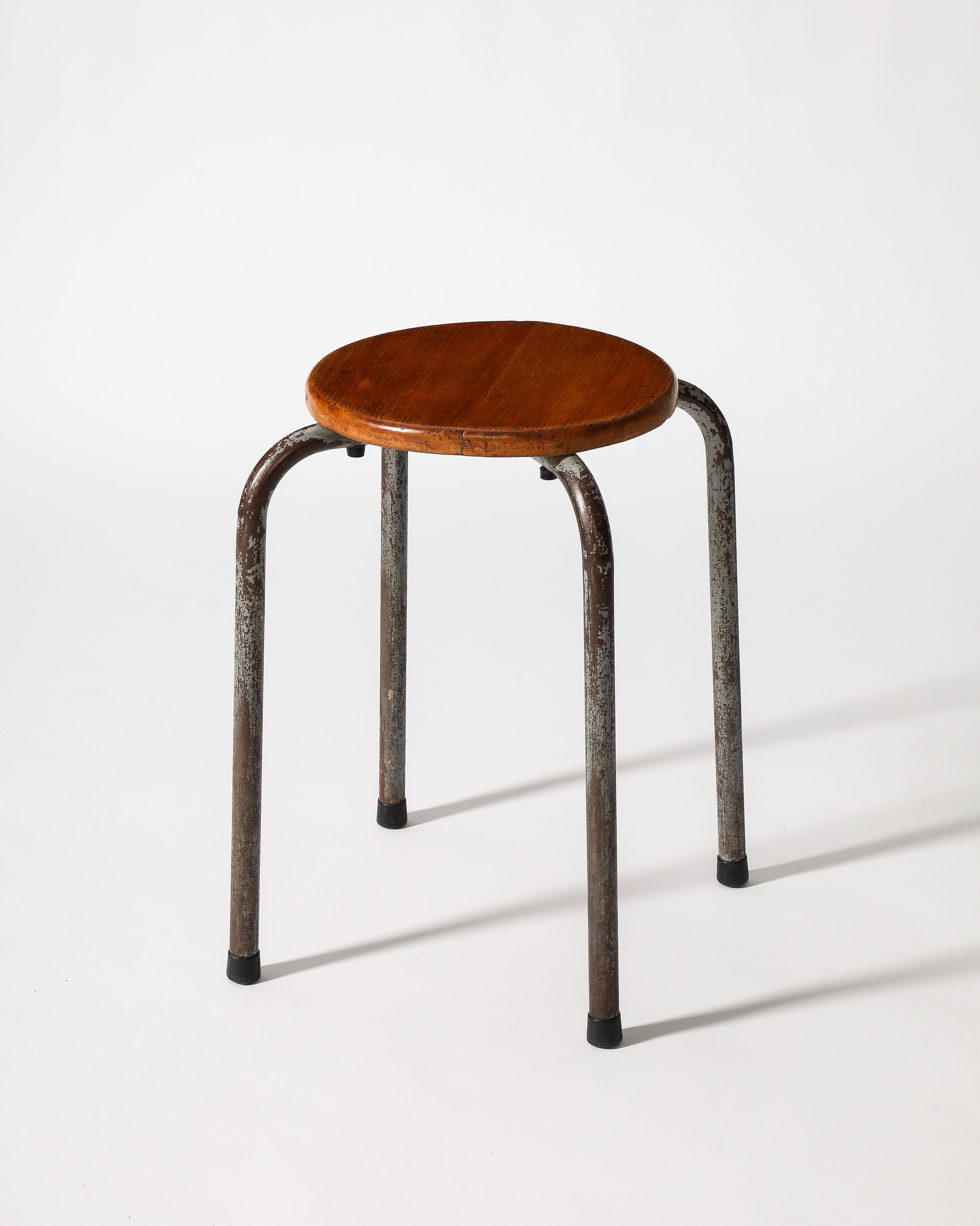 Tabouret industriel à la manière de Prouve, France, vers 1960 en vente 4