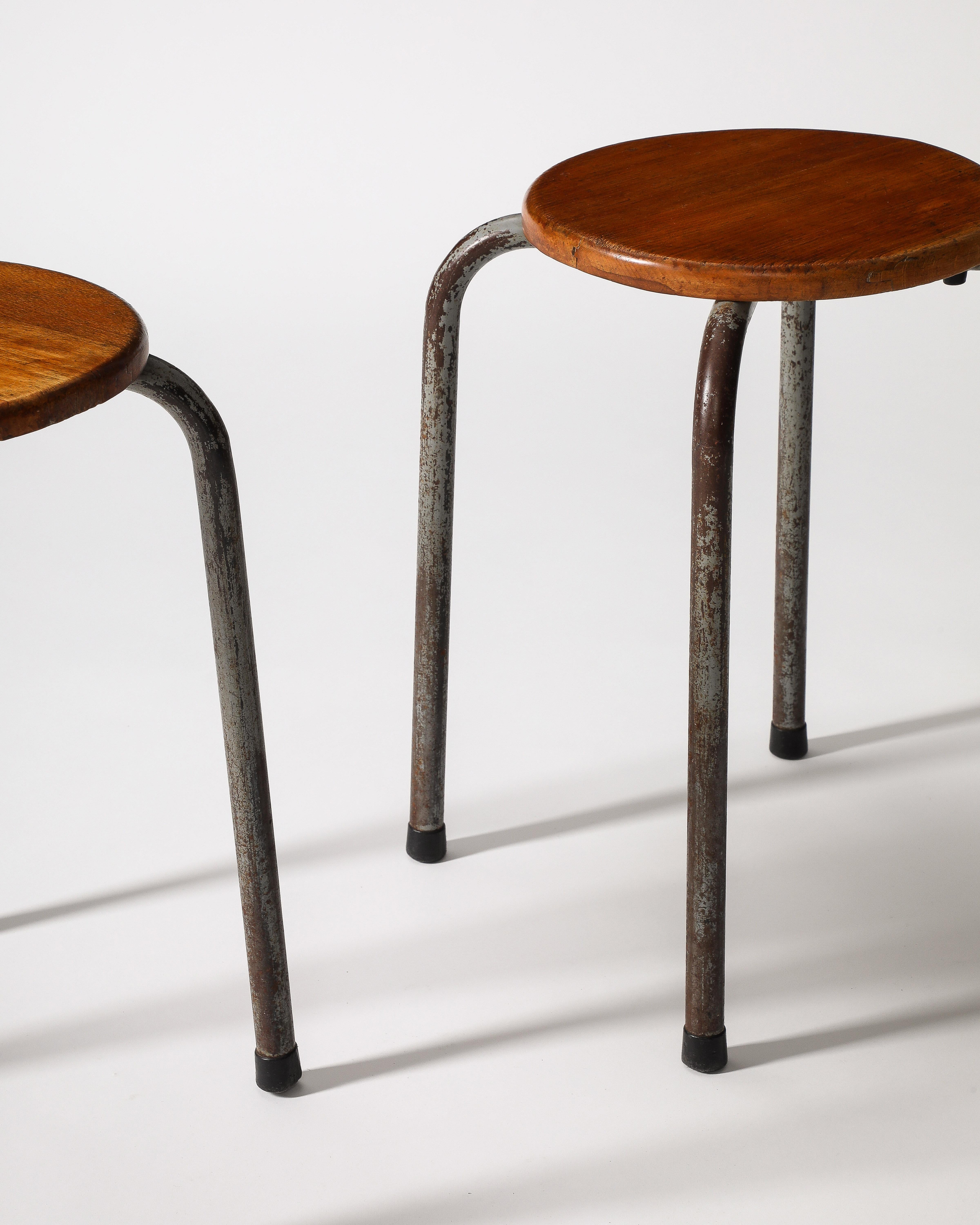 Tabouret industriel à la manière de Prouve, France, vers 1960 en vente 5