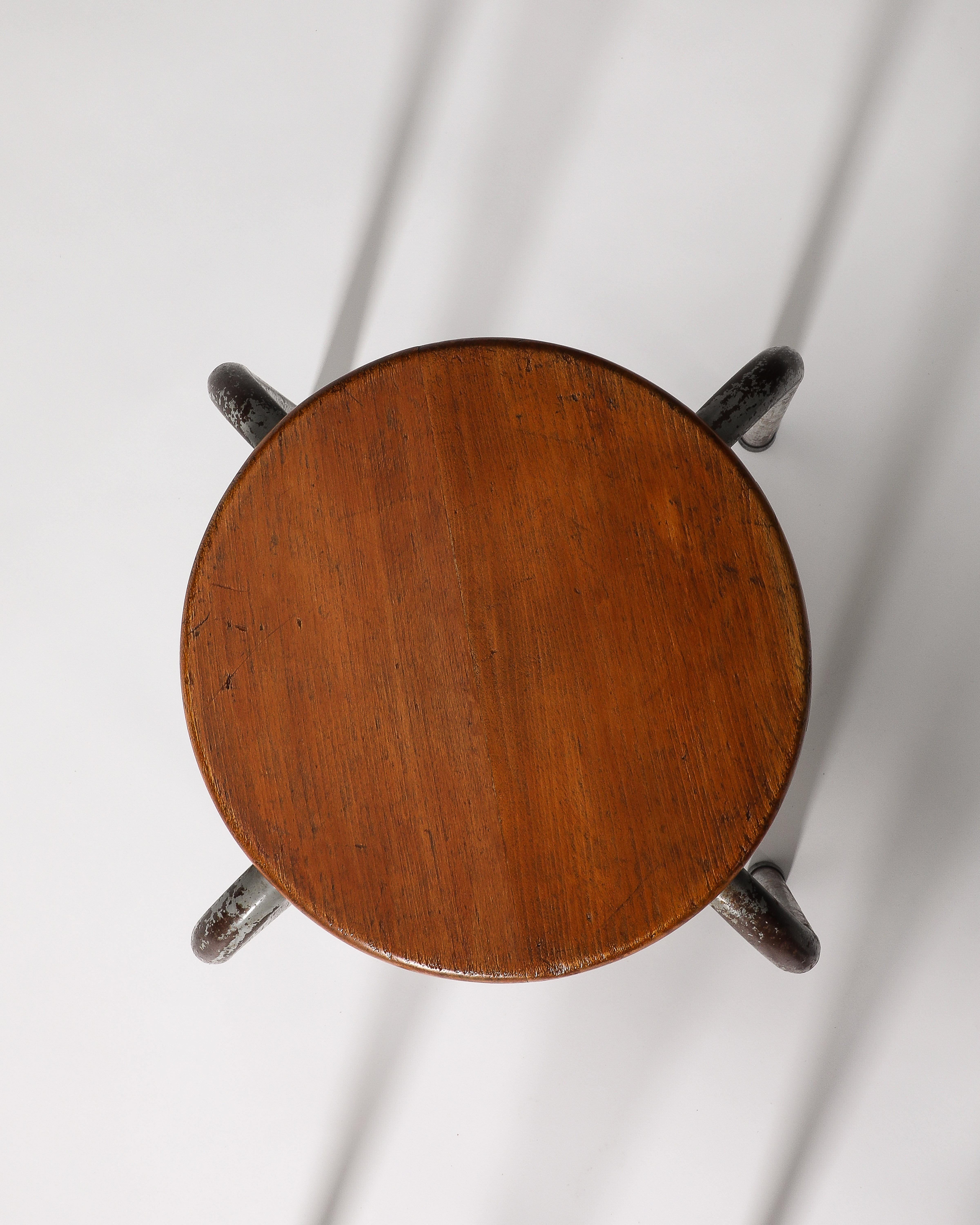 Tabouret industriel à la manière de Prouve, France, vers 1960 en vente 7