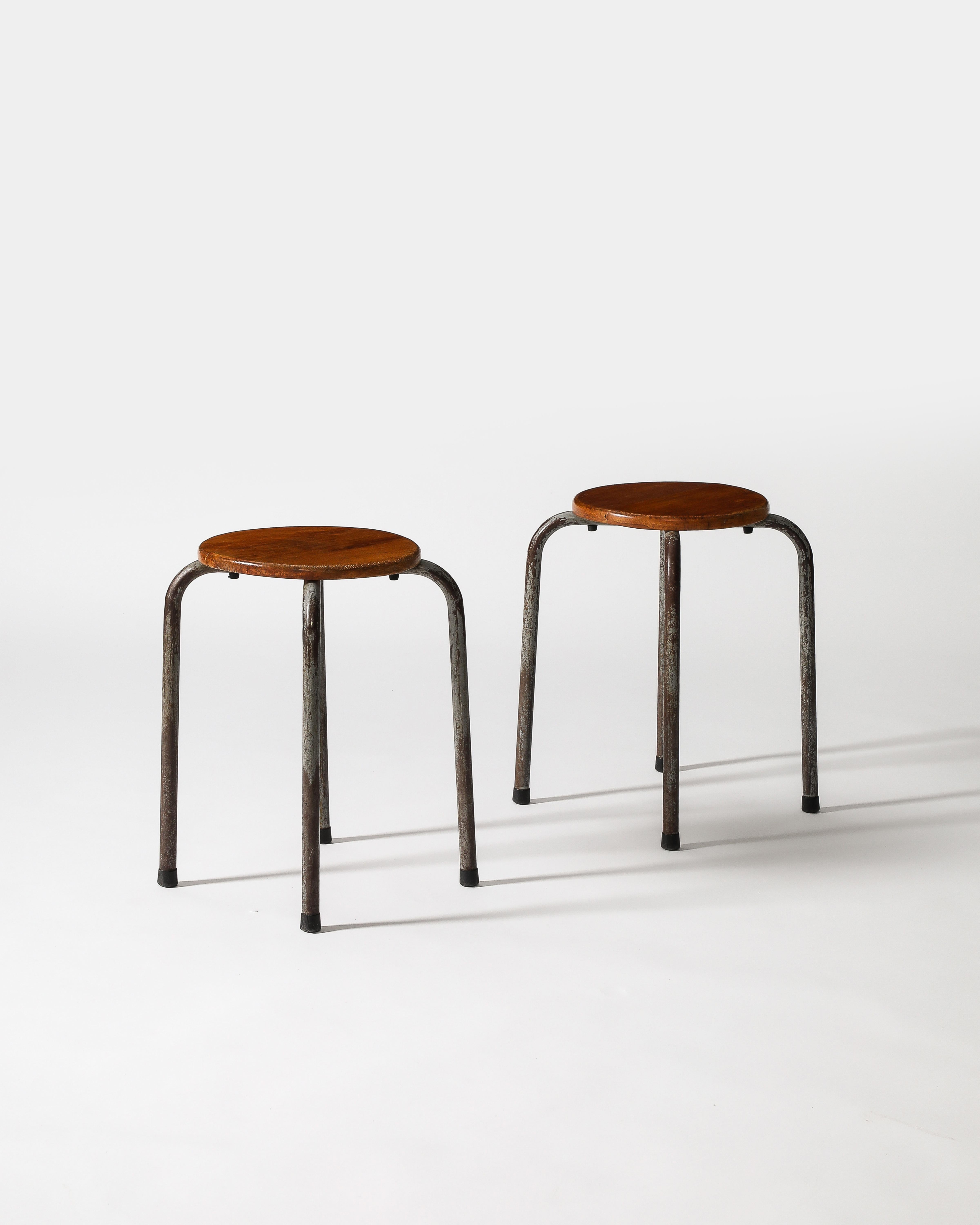Laqué Tabouret industriel à la manière de Prouve, France, vers 1960 en vente