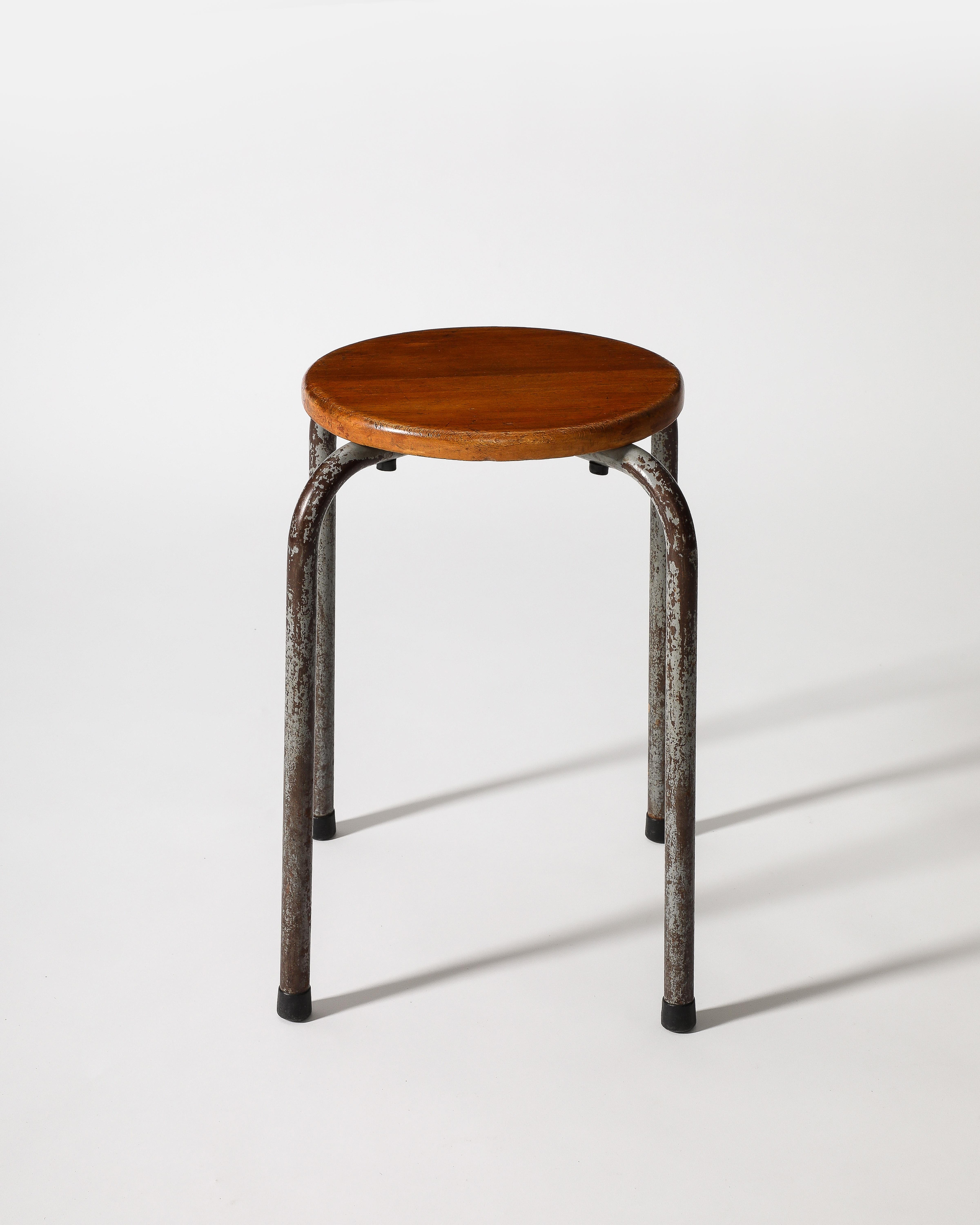 Tabouret industriel à la manière de Prouve, France, vers 1960 en vente 1