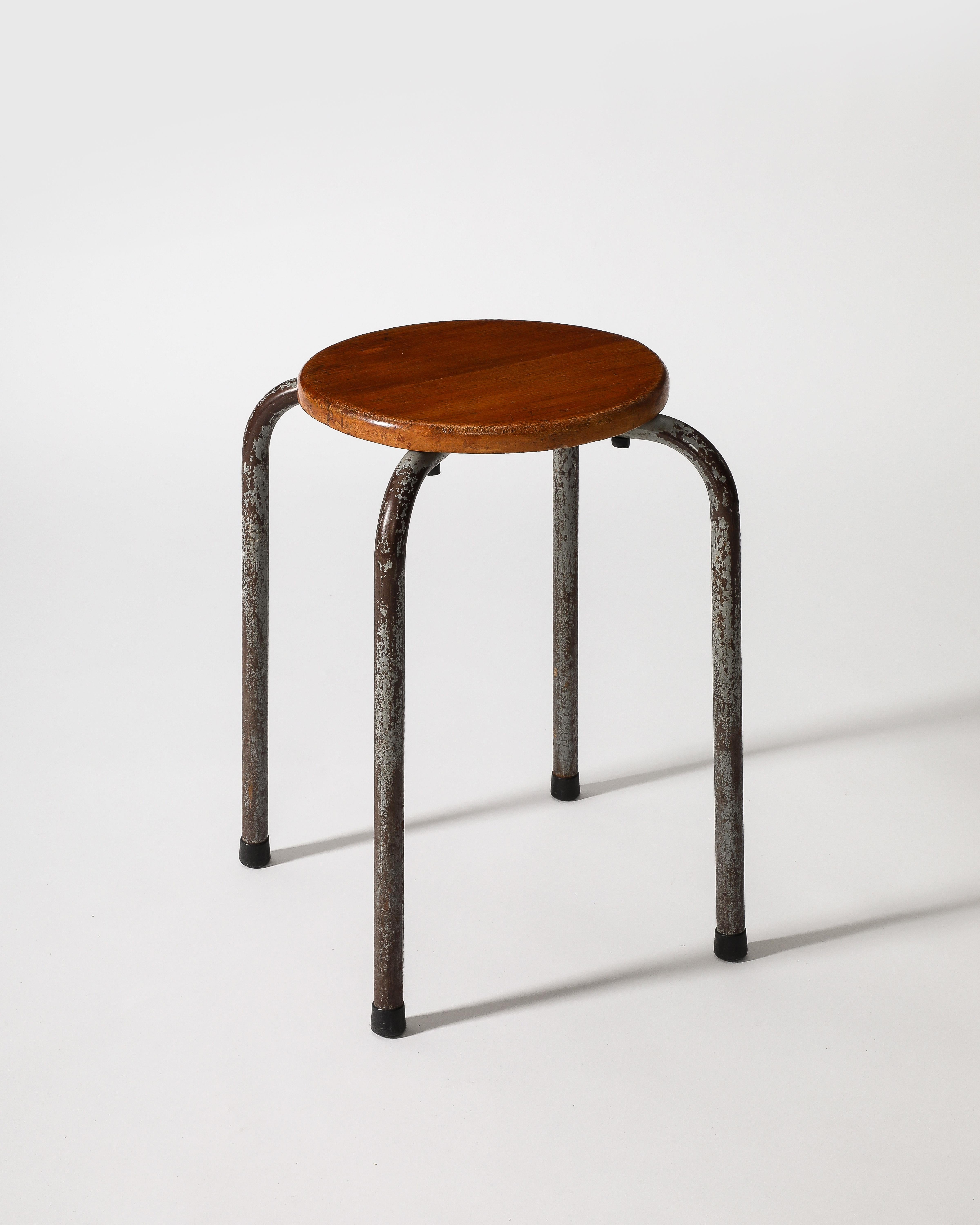 Tabouret industriel à la manière de Prouve, France, vers 1960 en vente 2