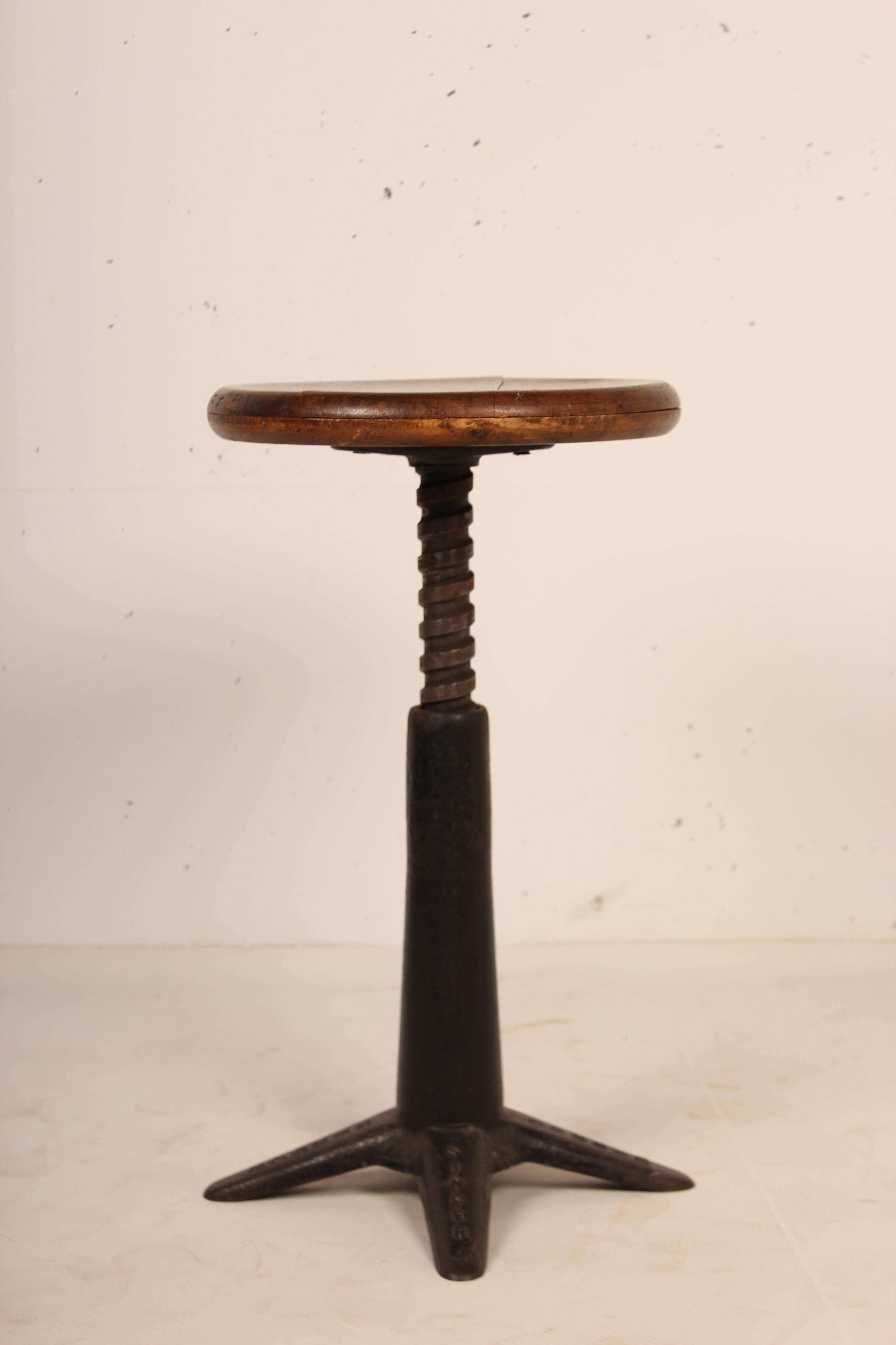 Industrial stool made of cast iron from the Singer Manufacturing company
Height of the seat is adjustable and locked with a butterfly screw.